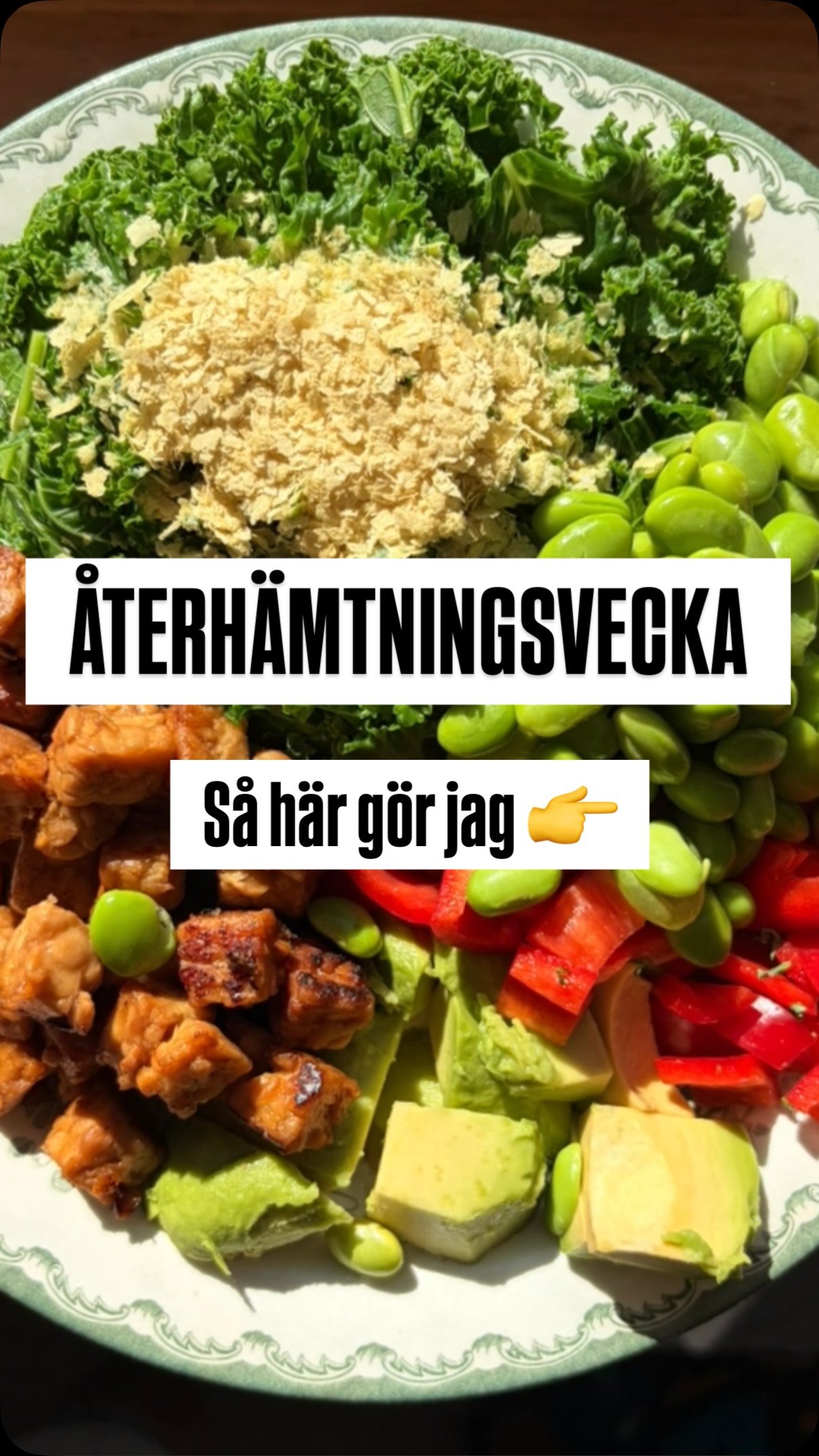 Den här veckan har jag mindre träningsvolym, mer fokus på styrka och två vilodagar i stället för en. Därför anpassar jag kosten efter det.
Jag ska fortfarande få i mig tillräckligt med protein och ge kroppen energi för både styrketräning och återhämtning.
Däremot behöver jag inte äta som jag gör under veckor med långa distanspass eller hårda intervaller.
Det jag främst skalar ner är den extra energi som hör ihop med uthållighetsträningen:
• mindre behov av stora kolhydratrika måltider inför träningen
• ingen energi behövs under de korta cykelpassen
• mindre behov av extra återhämtningsmål efter träningen
Kolhydraterna försvinner alltså inte. Jag anpassar bara mängden och lägger mer av dem i anslutning till träningen, där de gör störst nytta.
🥗 Dagens lunch blev grönkål, edamame, avokado, paprika och tempeh. Proteinrikt, mättande, gott om näring och hälsosamt fett. En måltid som passar bra en lugnare dag.
🍚 Hade jag haft ett längre eller tuffare pass under dagen hade tallriken fått mer kolhydrater, exempelvis ris, bröd, potatis eller frukt.
🏋️♂️ Du behöver, och ska, inte äta likadant alla dagar, eftersom du inte heller tränar likadant alla dagar.
⚠️ Känner du dig sliten efter en tuff träningsperiod kan du fortfarande behöva mycket energi för att återhämta ordentligt! Då är det inte rätt tillfälle att börja snåla med kolhydraterna under viloveckan.
Hur gör du?