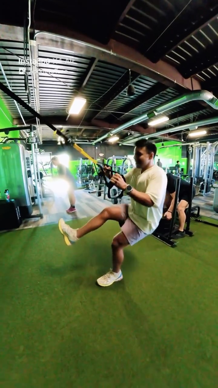 Some fun action shots of Victor hitting leg day with Ryan. We usually hit a mobility and activation warmup, followed by some unilateral work, maybe some machines, TRX, Leg Press, barbell squats. Always keeping workouts fresh and tailored to his specific goals. #personaltrainer #gym #elburnil #workout #strengthtraining