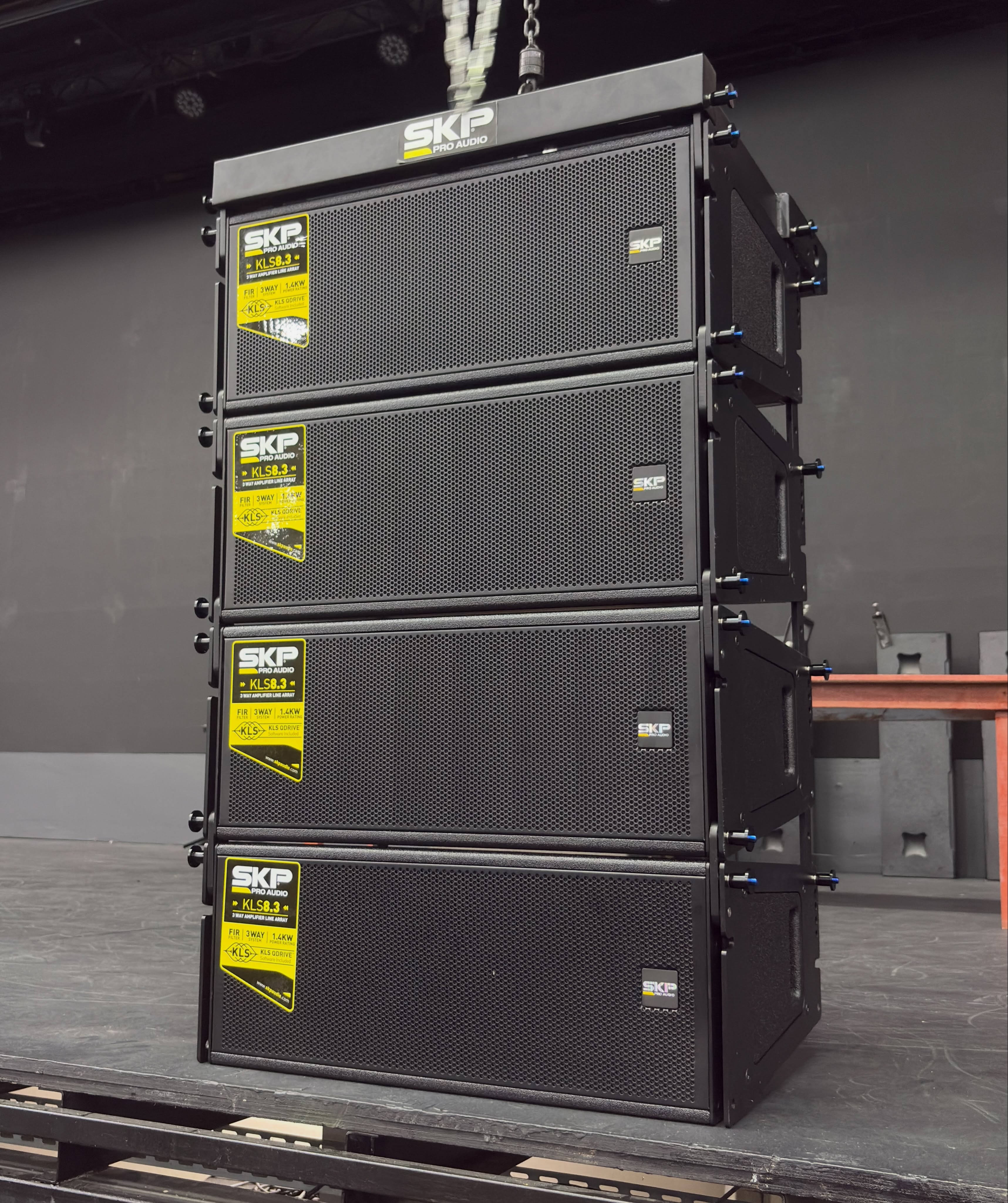 🔊 SKP KLS 8.3 | Potência, definição e cobertura profissional
Projetado para aplicações que exigem alto desempenho e distribuição sonora eficiente, o SKP KLS 8.3 entrega um sistema Line Array ativo com 1.400 W RMS de potência, processamento DSP avançado e excelente definição em toda a faixa de frequência.
⚡ Principais destaques:
• 1.400 W RMS de amplificação Classe D
• 2 woofers de 8” dedicados às frequências médias e graves
• 2 drivers de compressão de 1,4” para altas frequências
• Resposta de frequência de 60 Hz a 20 kHz
• DSP de 56 bits + filtros FIR para maior precisão e controle
• Controle remoto via RS485 e software de gerenciamento
• Gabinete robusto em madeira de bétula e sistema de rigging integrado
🎯 Uma excelente solução para igrejas, auditórios, casas de eventos, shows, bandas e sistemas de sonorização profissional, podendo ser configurado em diferentes quantidades de módulos conforme a necessidade de cobertura e pressão sonora.
Para sistemas que exigem ainda mais impacto nas baixas frequências, o KLS 8.3 forma um conjunto completo com o subwoofer KLS 18.1S.
📍 Disponível na Carioca Instrumentos Musicais.
Fale com nossa equipe e conheça a melhor configuração para o seu projeto.
#SKP #KLS83 #LineArray #AudioProfissional #SomProfissional
