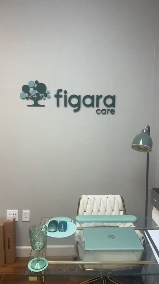 A identidade visual da @figaracare nasceu para dizer, antes mesmo de qualquer palavra, o que a marca representa: cuidado, proteção e organização.
Mas, criar este trabalho não é simplesmente desenhar um símbolo bonito.
É entender o negócio, o público e o lugar que aquela marca quer ocupar, e transformar tudo isso em uma identidade que tenha significado.
Foi assim que construímos a identidade da Figara Care. E, depois do logo, levamos essa linguagem para os materiais, o ambiente e os demais pontos de contato da marca.
Porque uma identidade de verdade não fica presa ao cartão de visita.
Ela precisa funcionar onde a marca estiver.
Na JET Resultados, estratégia e criação caminham juntas para transformar o que uma empresa é naquilo que o público percebe.
👉 Sua marca transmite, de verdade, o valor que seu negócio entrega?
📩 Fale com a JET.