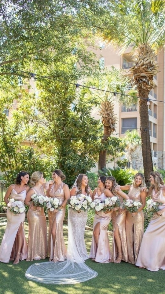 There’s something so special about having your girls by your side on your wedding day 🙌💖 whether it’s your entire crew or just a few of your closest people!!!
#eventflorist #floraldesigner #austinflorist #weddingflowers #austinevents
