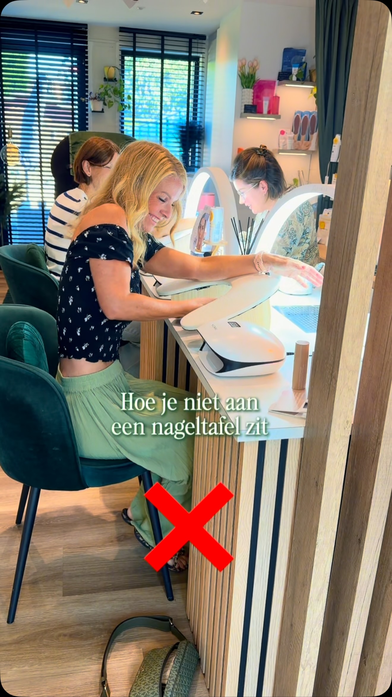 Even draaien, in je haar zitten, iets uit je handtas vissen… wat kan er misgaan? 😂💅🏼
Meer dan je denkt. 👀
Een goede houding aan de nageltafel helpt ons om nauwkeurig te werken én zorgt ervoor dat jij met het mooiste resultaat naar buiten gaat.
Dus tijdens je afspraak: handjes ontspannen, mooi blijven zitten en laat ons maar werken. 😏🤍
We promise: je handtas loopt niet weg. 😂