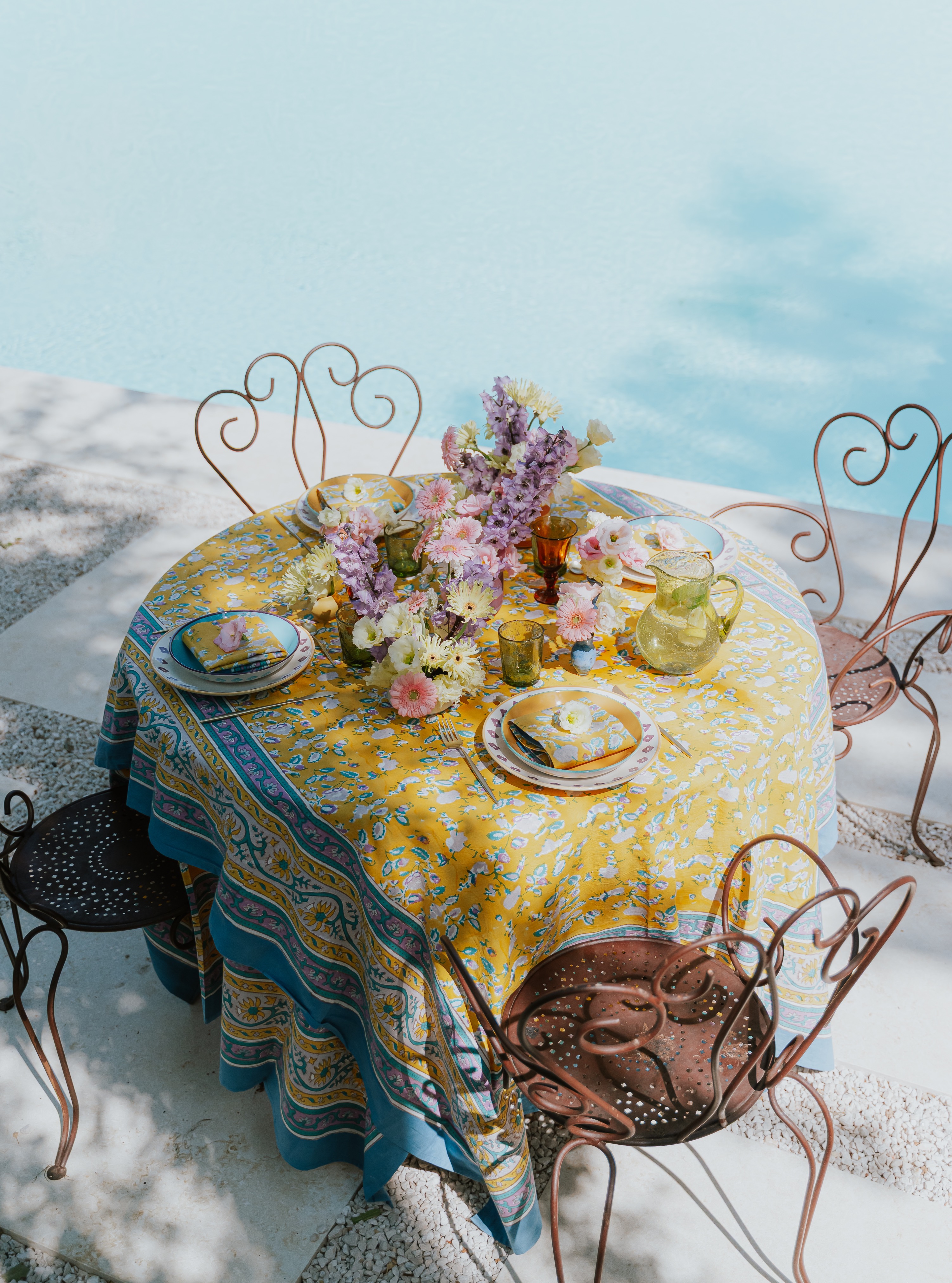 Le soleil, le jardin, la piscine, les grandes tablées et les déjeuners qui s’éternisent ☀️
Quelques tomates du potager, de la mozzarella, du basilic fraîchement cueilli… et une jolie table dressée avec une nappe fleurie pour célébrer les plaisirs simples de l’été.
Des motifs joyeux, de belles matières et des nappes pensées pour accompagner aussi bien les repas du quotidien que les grandes occasions.
Une jolie mise en scène imaginée par Nadia @denuancesetdeglamour pour @couleurnaturecreation
📸 Photographies @manonmassaguenphoto
🏺Poteries @msg_ceramique & @melanieher.vallauris
#FineFleurMagazine #Provence #ProvenceLifestyle #TableProvençale #ArtDeLaTable #MadeInFrance #NappeFleurie #TableDeCampagne #Jardin #SummerTable