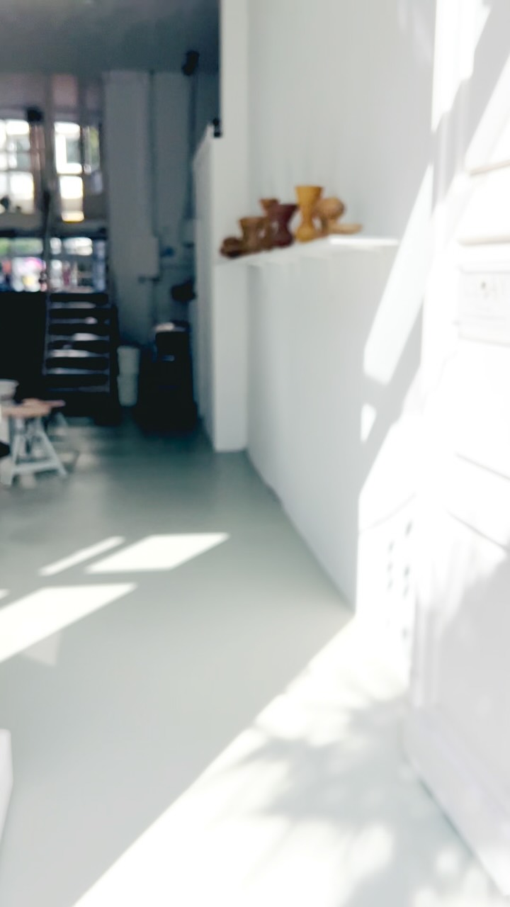 C L • A Y
Hamburg-Ottensen
ZEN·trier Dich – Töpferworkshops
Willkommen im Keramikstudio für innere Zentrierung.
Deine Hände im feuchten Ton, die Drehscheibe in sanfter Bewegung.
Töpfern. Atmen. Ankommen.
Hier verbindet sich Keramik mit Achtsamkeit der Ton findet seine Mitte, und du gleich mit.
Ein Raum für Ruhe, Balance & kreative Entfaltung.
Workshops/ Drehscheiben Vermietung/ CL·UB
cl-ay.de
•
C L • A Y
Hamburg-Ottensen
ZEN·ter Yourself – Pottery Workshops
Welcome to a ceramics studio for inner grounding.
Your hands in soft clay, the wheel moving gently.
Shape. Breathe. Arrive.
Here, ceramics meet mindfulness —
the clay finds its center, and so do you.
A space for calm, balance & creative expression.
Workshops · Wheel Rental/ CL·UB · Shop
cl-ay.de
#töpfern
#achtsamkeit
#drehscheibenkurs
#breathwork
#inneremitte