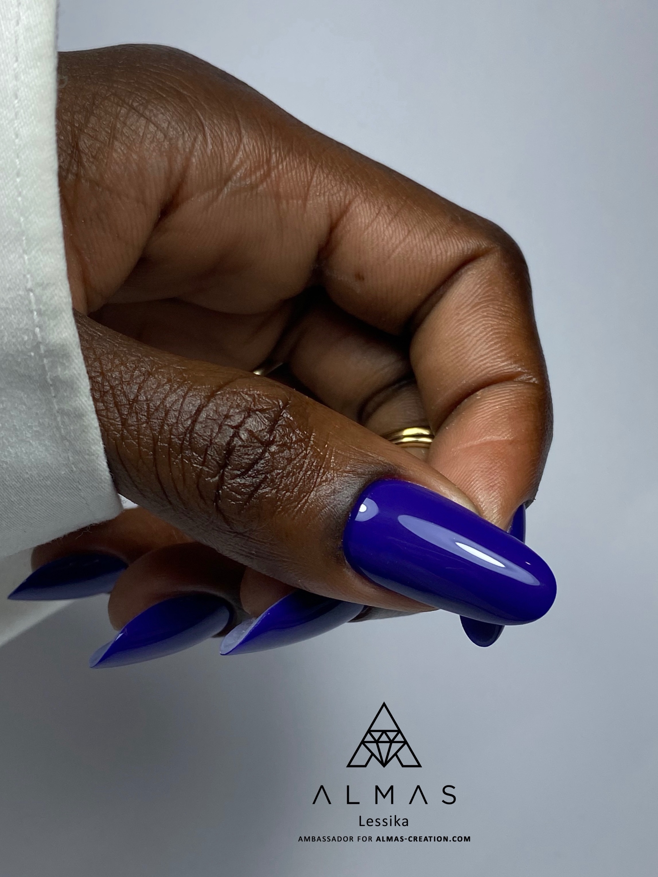 Fizzy, Flash Pop, Navy Blue, Indigo, Frozen, Baby Blue, Saphyr, Azure… quel est le bleu ALMAS que vous ne céderiez pour rien au monde? 🩵
Tressy raffole de la profondeur du vernis Indigo, vendu dans son flacon de 16g sur notre eshop au prix de 13.95€. Elle l’a appliqué sur le polygel liquide Crème Brûlée avant d’utiliser la finition Crystal Shine. ✨
#ovalnails #ovalnailshape #bluenails #onglesété #ongleaddict