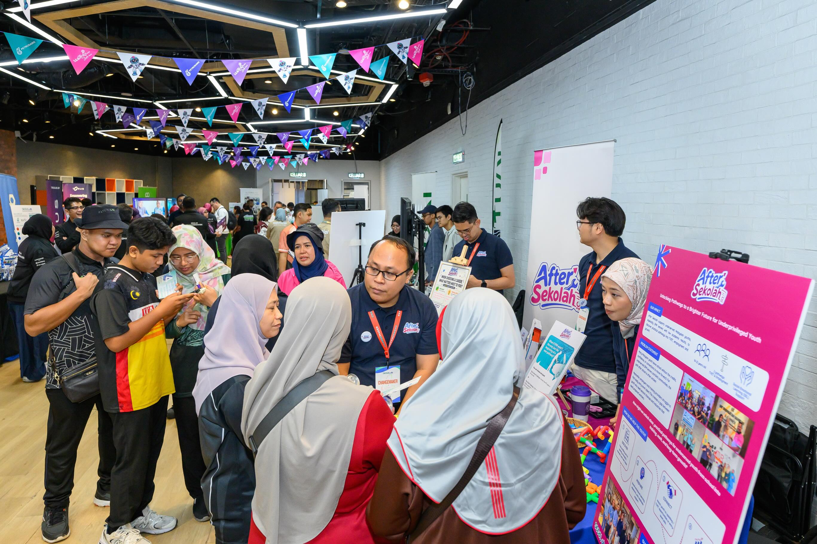It has been well over a month since our SEEd.Lab Open Day and we would like to take a moment to reflect on the two days event as well as express our gratitude and appreciation for everyone that visited and got to know more about our Cohort 4 social enterprises. It is not an exaggeration to say that one of the best parts from SEEd.Lab Open Day happened in conversation.
Across every booth, visitors connected directly with founders and venture teams, exploring ideas, asking questions, and learning more about the challenges they are working to solve.
From meaningful discussions to unexpected connections, these interactions helped turn curiosity into understanding and opened the door to new possibilities.
Thank you to everyone who stopped by, shared perspectives, and joined the conversation!