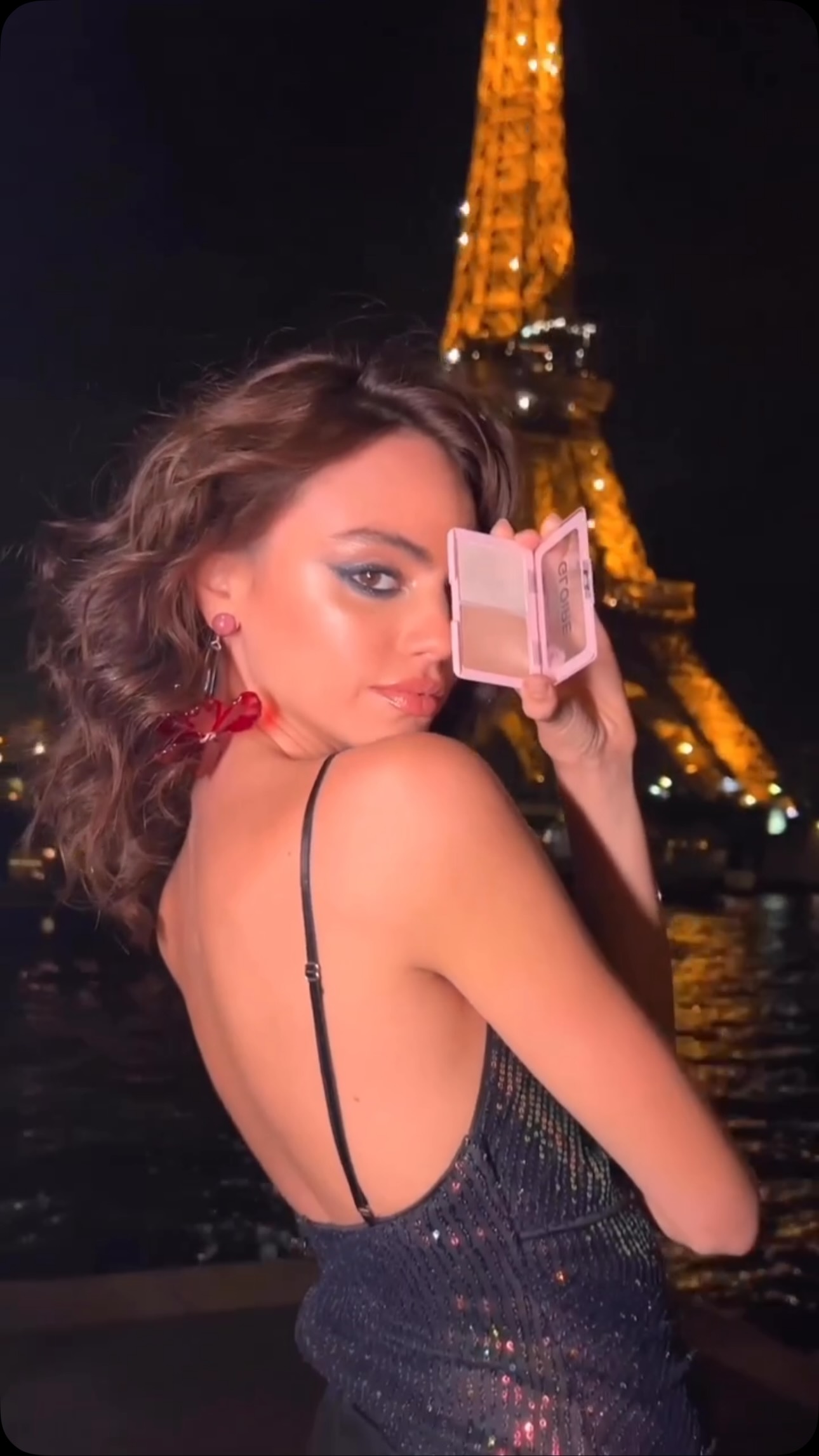 Pariz noću ima poseban sjaj!✨Nije do svetla, do hajlajtera je.. Gloire ✨
#viviennesaboserbia