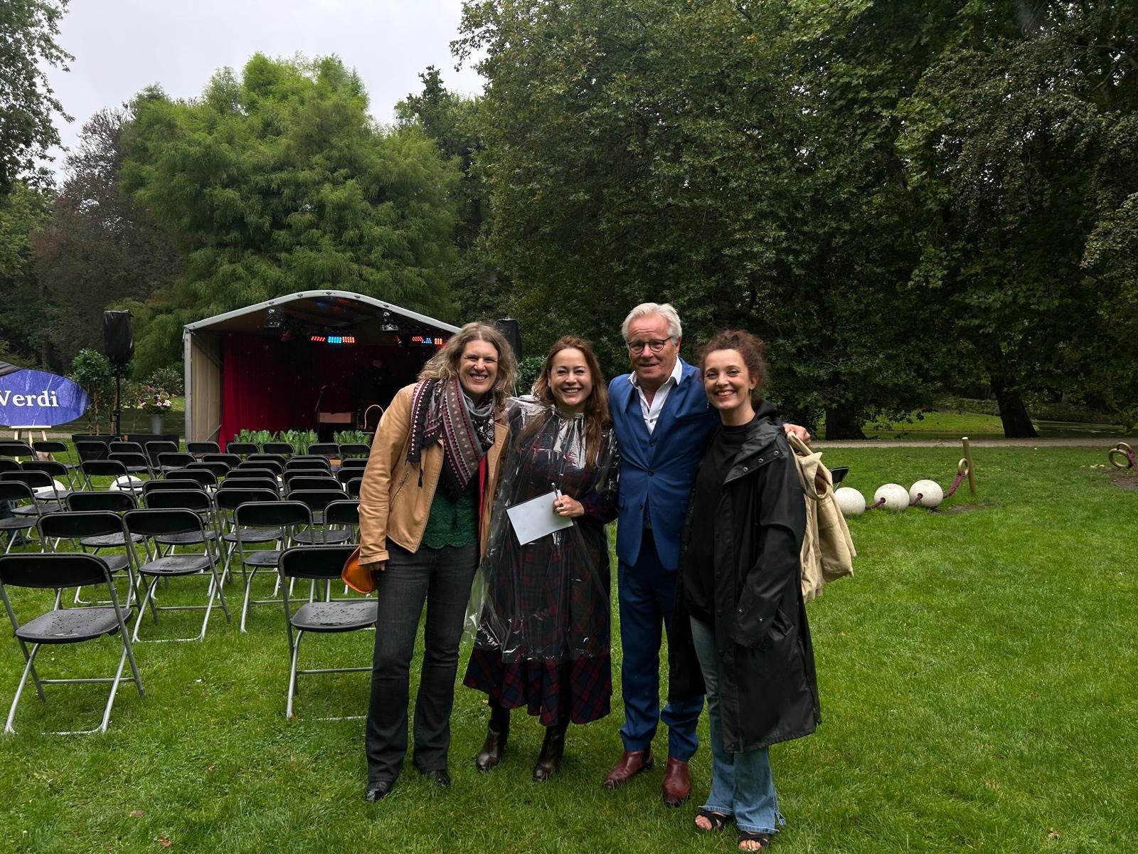 After concert pic @klassiekinhetparkrotterdam met presentator Jet Sol en journalist en documentairemaker Fons de Poel! Fons stond deze middag op het podium als spreker bij de tragikomische compositie Ferdinand the Bull van Alan Ridout voor viool en spreekstem🔥
☔️Wooooo respect voor het publiek! Ze wáren er gewoon op deze Happy Rainy Dag!
📢Morgen is het beter weer en een prachtige programmering op dag twee van dit super mooie festival: ga ga ga!
#klassiekinhetparkrotterdam
#fonsdepoel
@jet_sol
@evatebbe
🎻 @anastasiakozlovaviolin