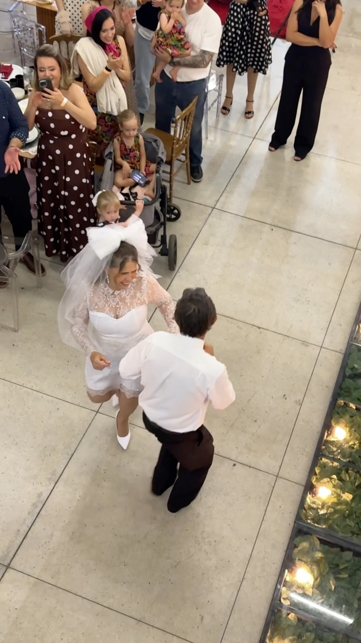 A energia lá no alto e a pista pegando fogo! ✨💃🕺 O momento da dança hoje em Indiara-GO foi simplesmente inesquecível, marcando essa celebração linda com muito ritmo e alegria. ❤️🔥