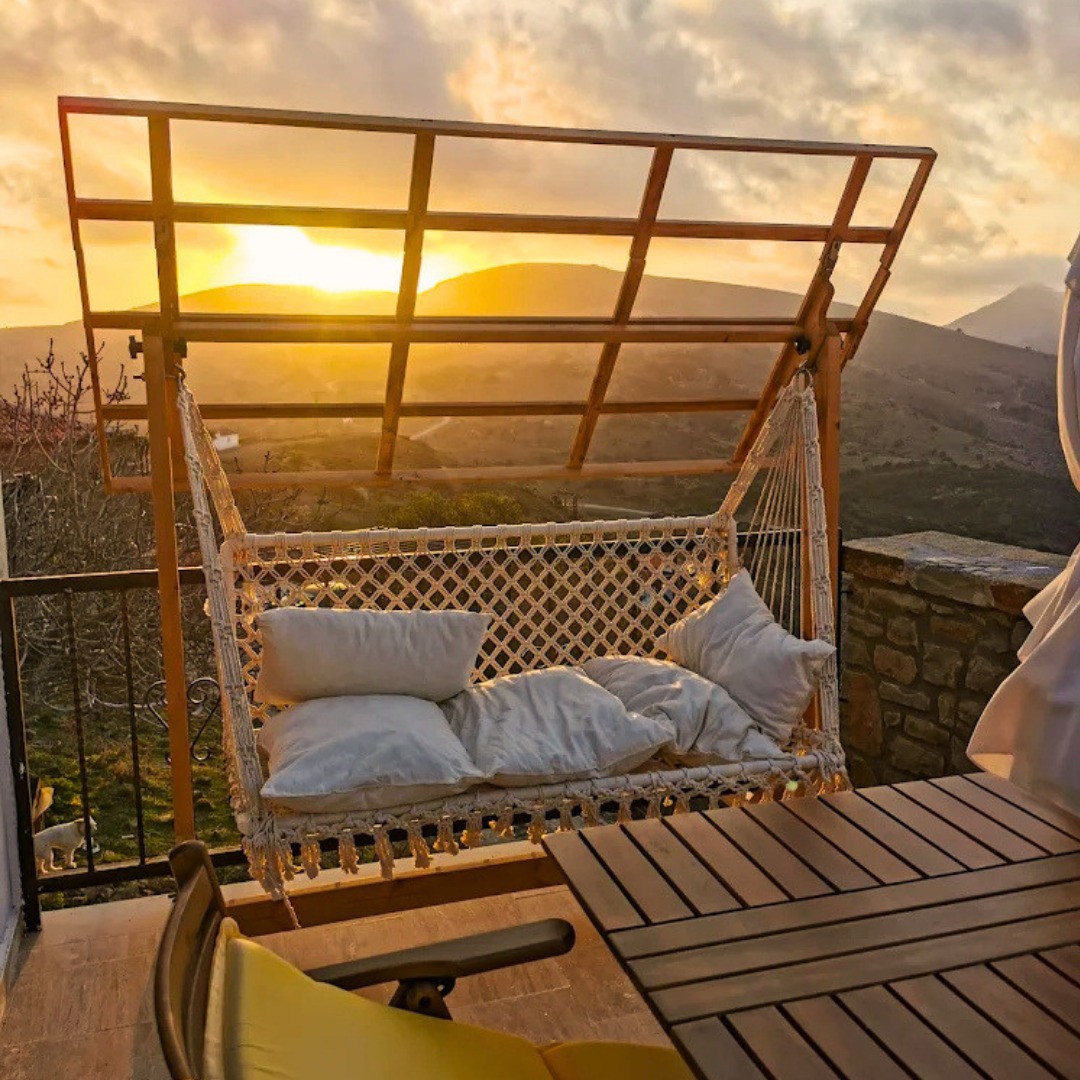 Günün en güzel saatlerinden. 🌅
#thehillvillage #günbatımı #gökçeada