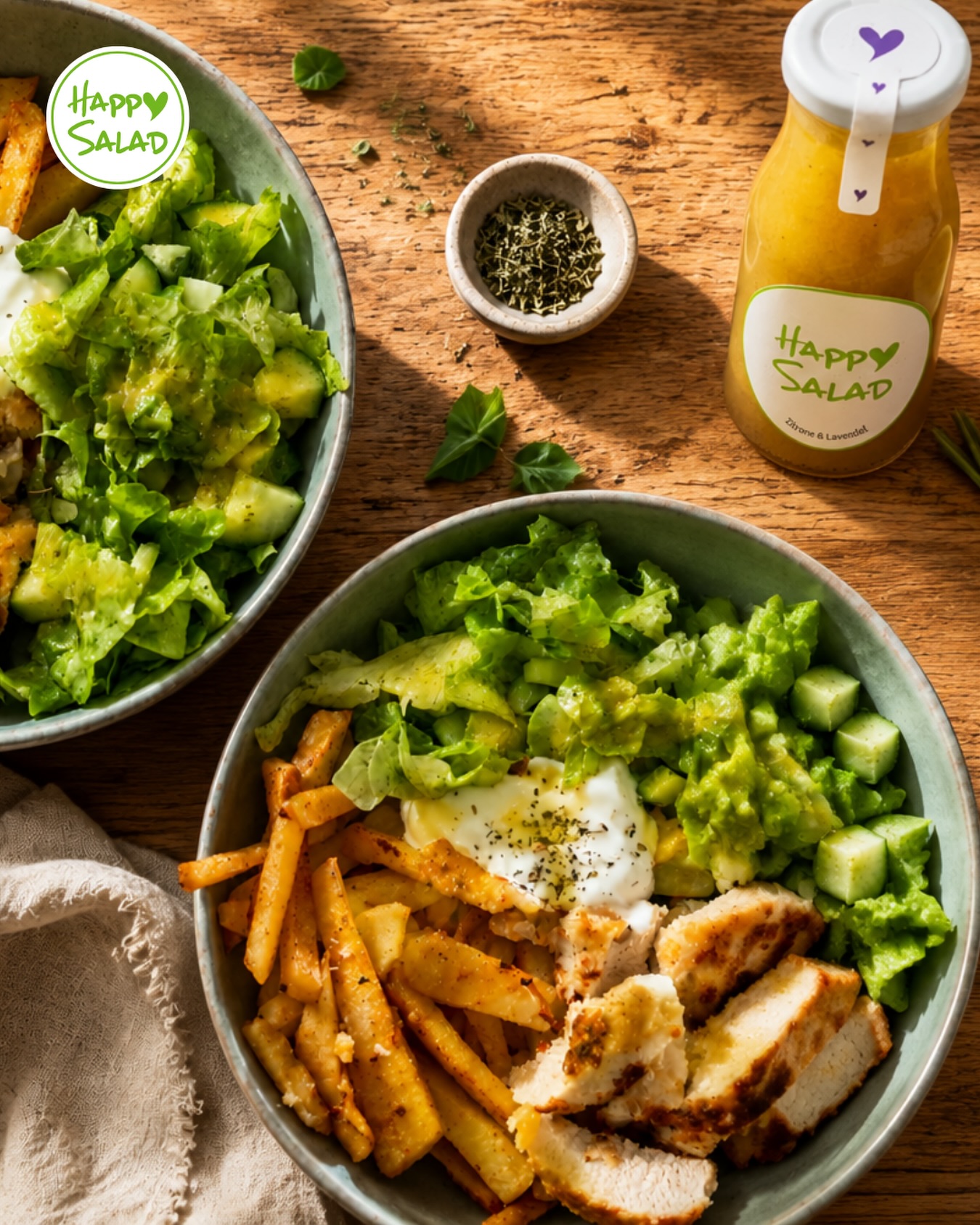 Schnelle Chicken-Pommes-Bowl ☀️
Zutaten:
💚 Kartoffeln
💚 Gurke
💚 Avocado
💚 Kopfsalat
💚 Hähnchenbrust
💚 1 Ei
💚 Paniermehl
💚 Griechischer Joghurt
💚 Frische Kräuter
💚 2 EL Happy Salad Zitrone & Lavendel Salatsoße
Zubereitung:
-Kartoffeln schälen und in Sticks schneiden, mit Öl und Gewürzen vermengen und im Ofen bei 200 °C Umluft backen, bis sie goldbraun sind
-Gurke schälen und in Würfel schneiden, Kopfsalat und Avocado klein schneiden und beides zusammen mit der Happy Salad Zitrone & Lavendel Salatsoße vermengen
-Hähnchenstreifen in Ei und anschließend Paniermehl wälzen und in der Pfanne goldbraun anbraten
-Den Salat, die Hähnchenbruststreifen und die Kartoffel-Sticks in einer Schale anrichten und mit einem Klecks Joghurt und frischen Kräutern toppen.
🍋💜 Nur noch bis zum 31. August: Unsere Zitrone & Lavendel Salatsoße ist Produkt des Monats und zum Probierpreis erhältlich❗️
Bestelle jetzt unter:
👉 https://www.happy-salad.de/happy-shop
BE HAPPY & STAY HEALTHY💚
#HappySalad #Grillparty #Sommerrezepte #BBQ