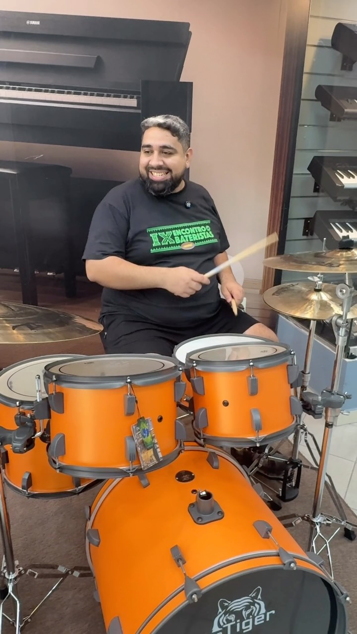 Essa musica vai ser sucesso no @encontrodebateristasdemanaus.
Teremos a Rainha do Pop, a Shakira não pode vir, mas o @eliel_vieira representou 🚀🚀🫢
🥁 Odery The Tiger
✨ Eliel Vieira
🎶 Estoy Aquí - Shakira (1995)
Não esqueçam, Dia 20 de Setembro, no Largo São Sebastião, o IX Encontro de Bateristas de Manaus