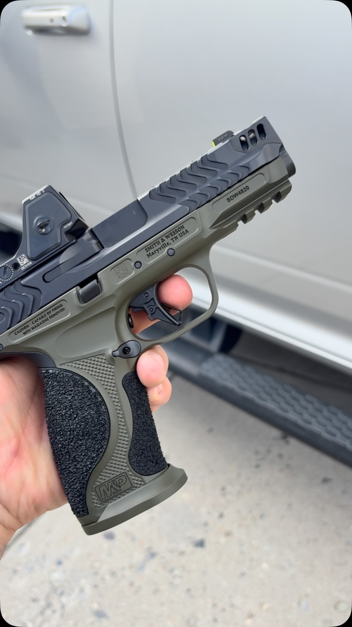 M&P 2.0 metal.
•Hybrid knurling stipple
• OF Green @cerakoteguncoatings
• Barrel porting
Subtle yet aggressive