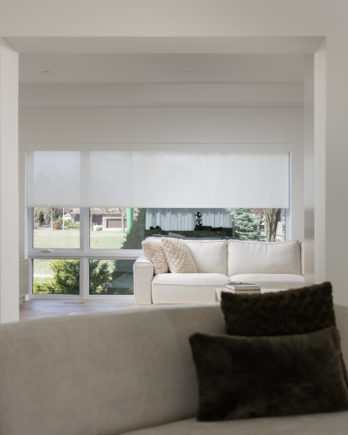 Une grande fenêtre, une toile continue, coupée à la largeur exacte. Aucun écart, aucun raccourci.
#MTLBlinds #windowtreatmentmtl #homedecormtl #motorizedblinds #designinterieurmtl