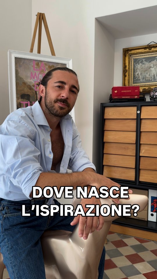 Non creo quasi mai un abito, partendo da un semplice bozzetto. Parto sempre da una suggestione, qualcosa che richiama la mia attenzione e faccia scattare in me qualcosa. Ecco perché non cerco mai di forzare l'ispirazione, attendo solo lo sguardo giusto... Non necessariamente quello che si poserà su qualcosa di bello, bensì quello che mi faccia dire "mmh, questo potrebbe essere il la per una grande storia..." Quello che darà forma e stile al mio prossimo look, alla mia prossima collezione.
💬 E per te!!?
Qual è la fonte improvvisa che accende la tua creatività? Una canzone? Un vecchio cappotto ritrovato per caso? Un albero, o una poesia...
Scrivimelo nei commenti! 😉
#ispirazione #altasartoria #sumatelier #sumdomenicomoschetta #sumiosono