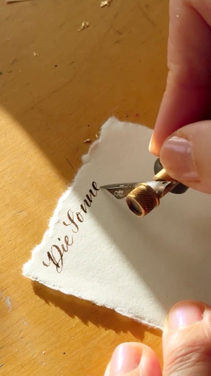 ☀️ Ein weiteres kleines Original für den Kunstautomaten von @robertabergmann und @derkreativeflow . Ich suche mir Textschnipsel aus einem alten Buch, die mich ansprechen und füge mein Kalligraphie-Wort hinzu. Gedruckte Buchstaben lassen sich super mit geschriebener Schrift kombinieren!😉
❣️ Gefällt dir, was du siehst? Dann lass gern ein 💜 da!!🤗
#mixedmediaartwork #mixedmediapainting
Kalligraphie | Lettering | Illustration | Schriftkunst | Auftragsarbeiten | Kreative Feiern & Workshops | Hannover
KALLIGRAPHIE
MIXED MEDIA
ORIGINALE
KUNST
KUNSTAUTOMAT