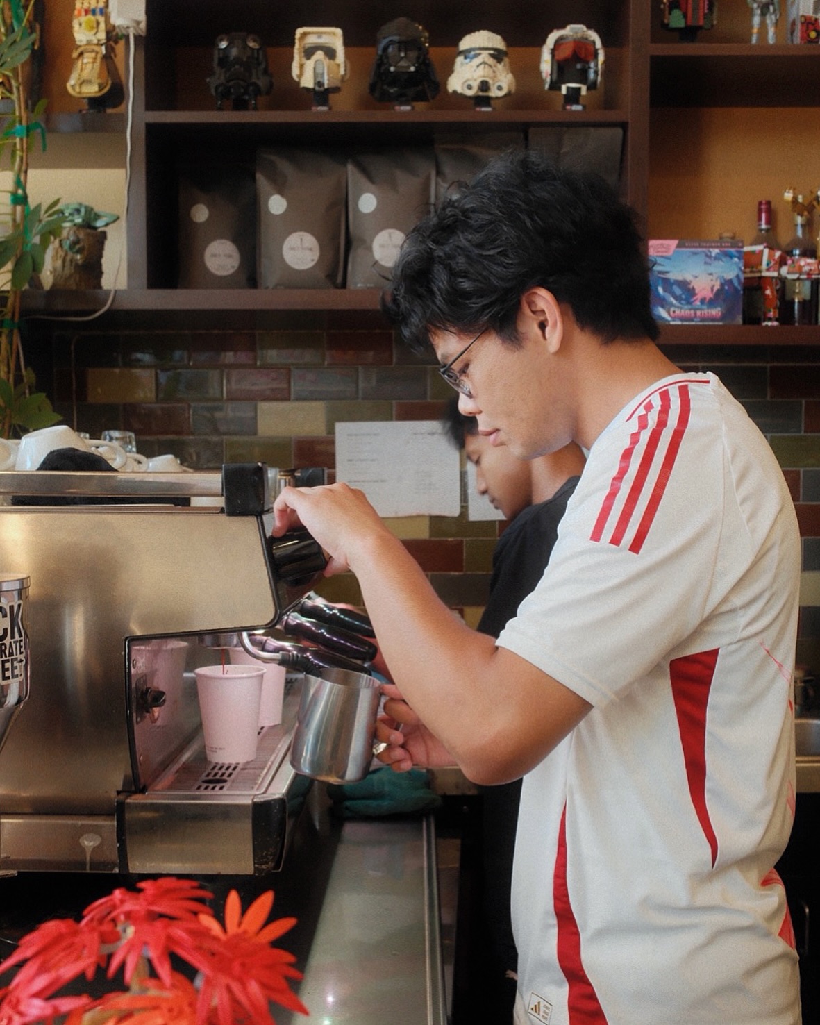 Under the watchful eye of the shelf crew. 🛡️☕️
Late afternoon shots being pulled behind the bar. Hope your Tuesday is wrapping up nicely!
#cupertinocoffee #bayareacoffee #sjcoffee #southbaycoffee #bayareacafes
