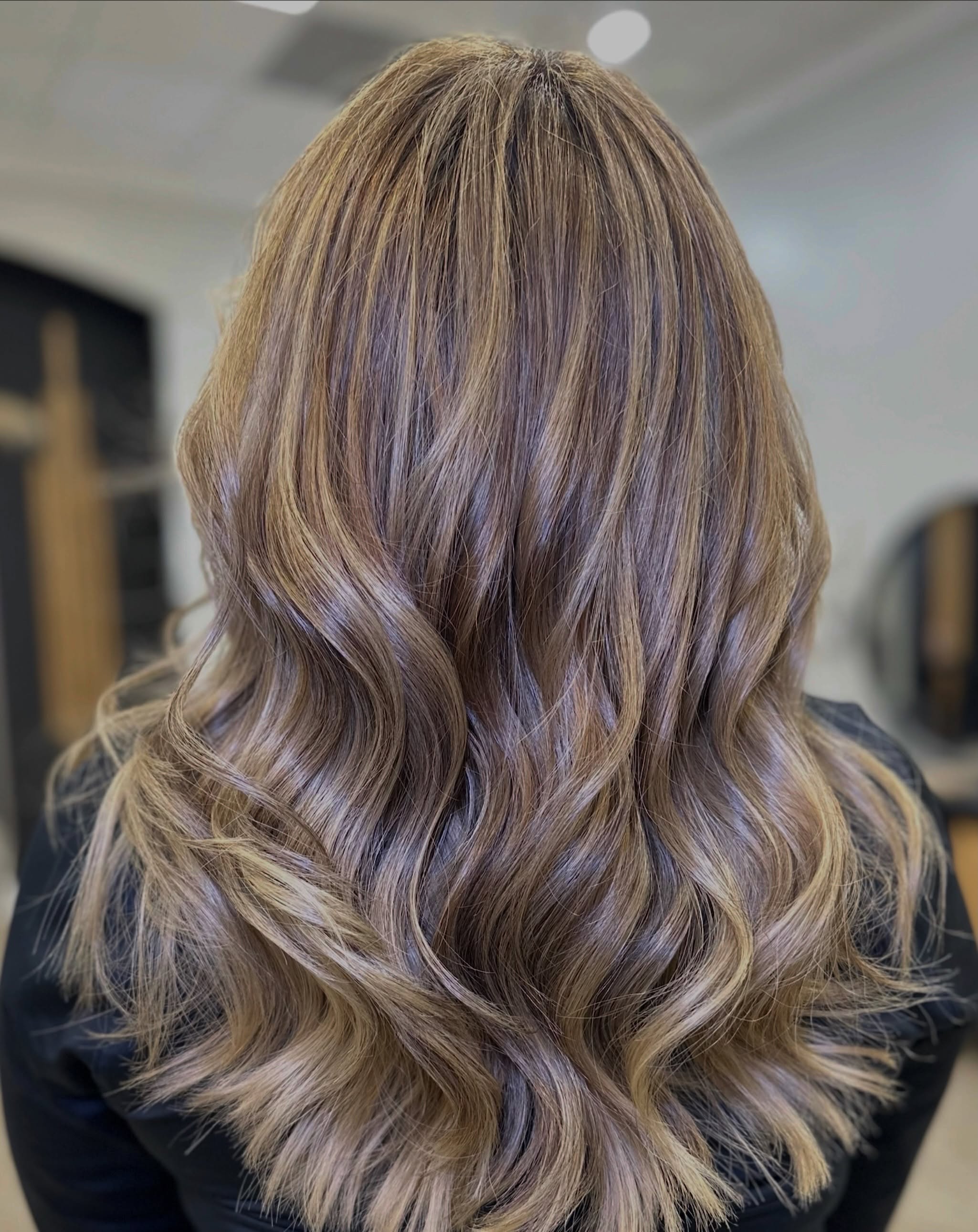 Debbie created this beautiful look with a little brightness & a little dimension ✨
Fresh highlights + lowlights for that perfect blend of depth, movement, and shine 🤎🤍
#bhautesalon #colleyvillemoms #dfwhairstylist #blondeandbrunette #dfwhairsalon