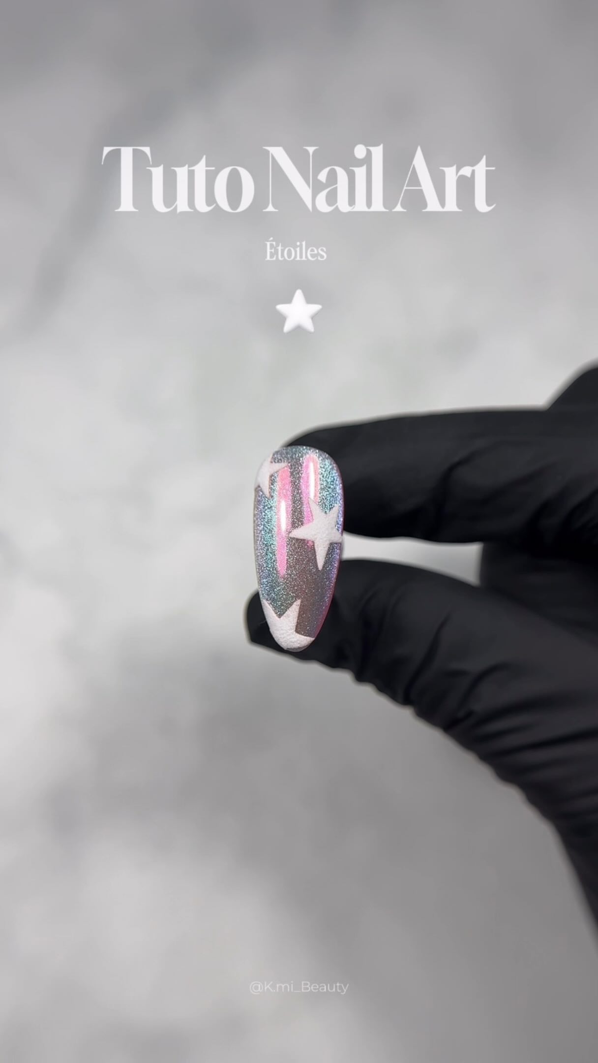 On ne se lasse pas des tutoriels de Camille. Si vous raffolez vous aussi de ce format, n’hésitez pas à le lui dire en commentaire de ce réel! 🫶🏻
Produits utilisés :
• Vernis Cat-Eye Admiral,
• Diamond Top Coat,
• Pigment Aurora,
• Master Top Coat,
• Paint Snow White,
• Clear Acrylic Powder.
On attend le prochain avec impatience et notre petit doigt nous informe que son arrivée est imminente! 🤭
#nailstutorial #nailstutorials #nailsvideo #nailsvideos #nailartlovers