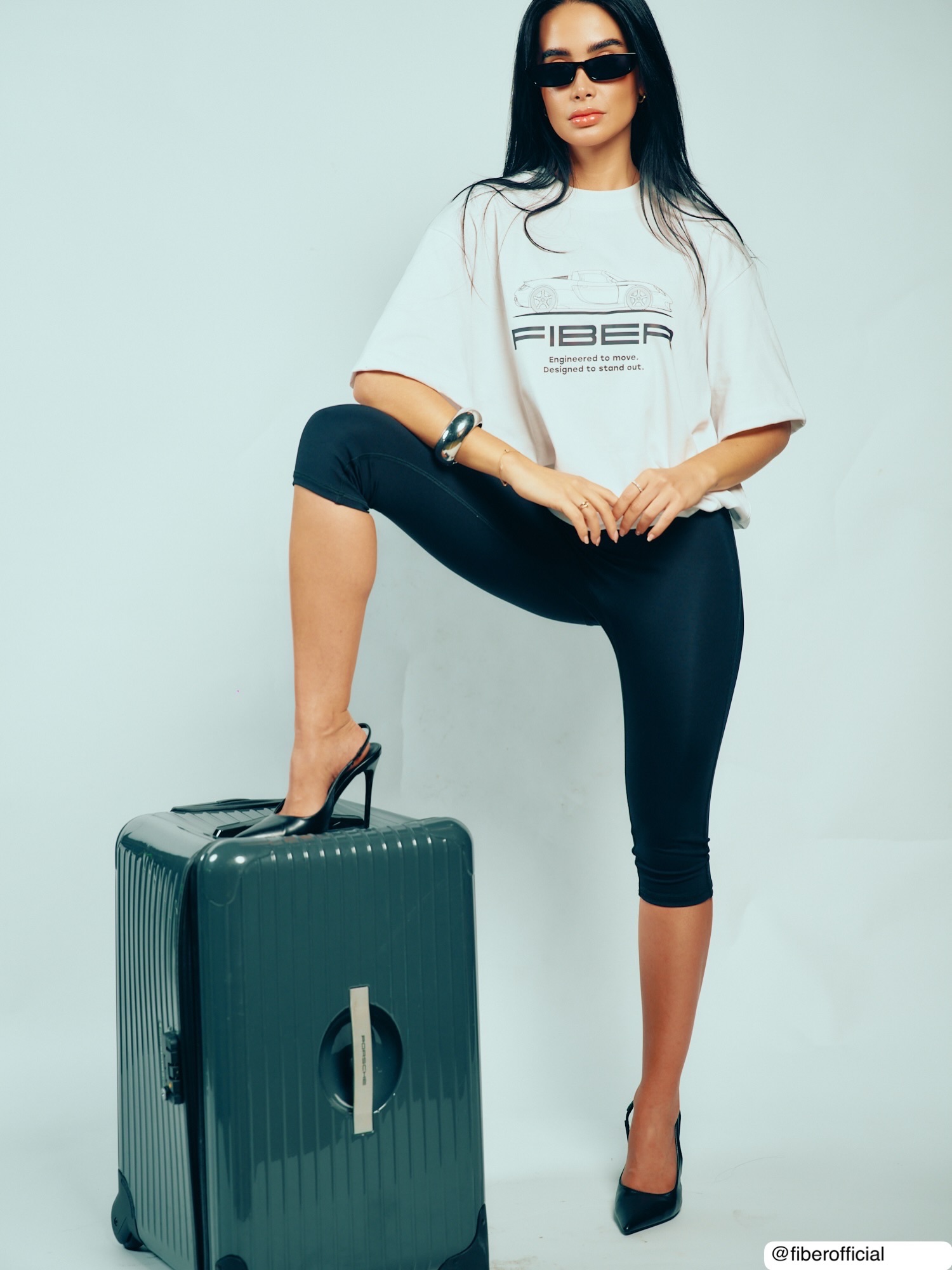 Feminine energy🖤✨✨ una girl segura que sabe que sus prendas la acompañan en todas las ocaciones🖤
Este look de nuestros favs, nuestra Tshirt Rider más el capri infaltables de FlexiMode.
Disponibles ahora en
www.fibermexico.com
WhatsApp 6141178189
Enviamos a todo México 🇲🇽
#fibermexico #modafit