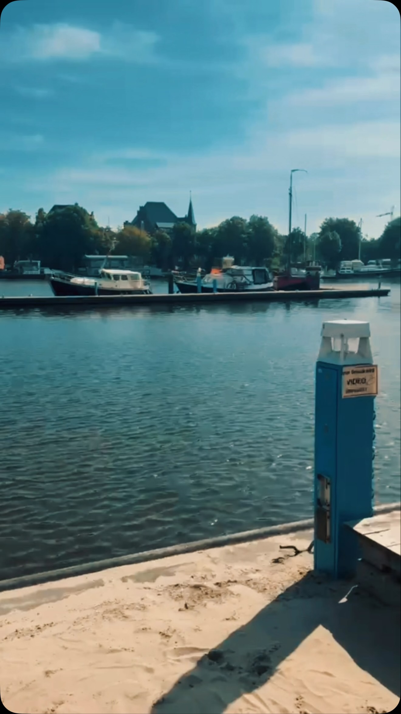 Du brauchst eine kleine Auszeit? Dann komm an den Delftstrand!
Such dir deinen Lieblingsplatz, schnapp dir deinen Lieblingsdrink und lass einfach mal die Seele baumeln.
Chilled Beats🎶
Kühle Drinks🍹
Warme Sonnenstrahlen☀️
• Die beste Aussicht 🏖️
Hier fühlt sich jeder Tag ein bisschen wie Urlaub an.
Komm vorbei, genieße den Moment und nimm ein bisschen Sonne im Herzen mit nach Hause.