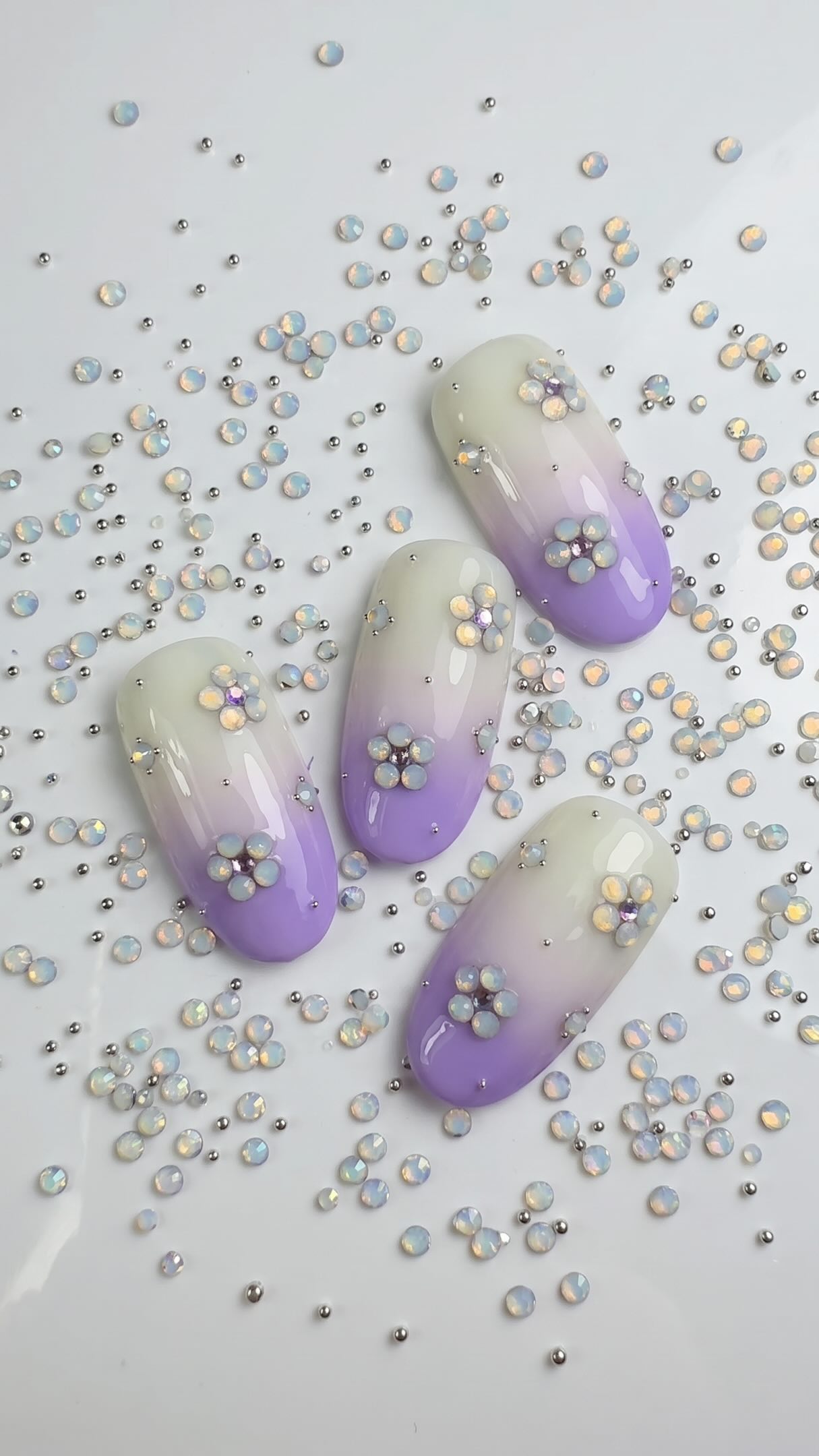 Un dégradé de violet, quelques compositions florales en strass, des micro-billes pour ajouter une pointe de sophistication… voici le programme du nouveau tutoriel réalisé par Marie avec une bonne dose d’élégance (et de talent). 🤫
Pour reproduire son travail :
• Rubber base Snowy,
• Finition Frosted White,
• Paint Liv,
• Strass 1 et Purple Bag,
• Caviar Silver (S).
💜🤍
#nailstutorial #nailsvideo #nailsvideos #nailstrass #strassnails