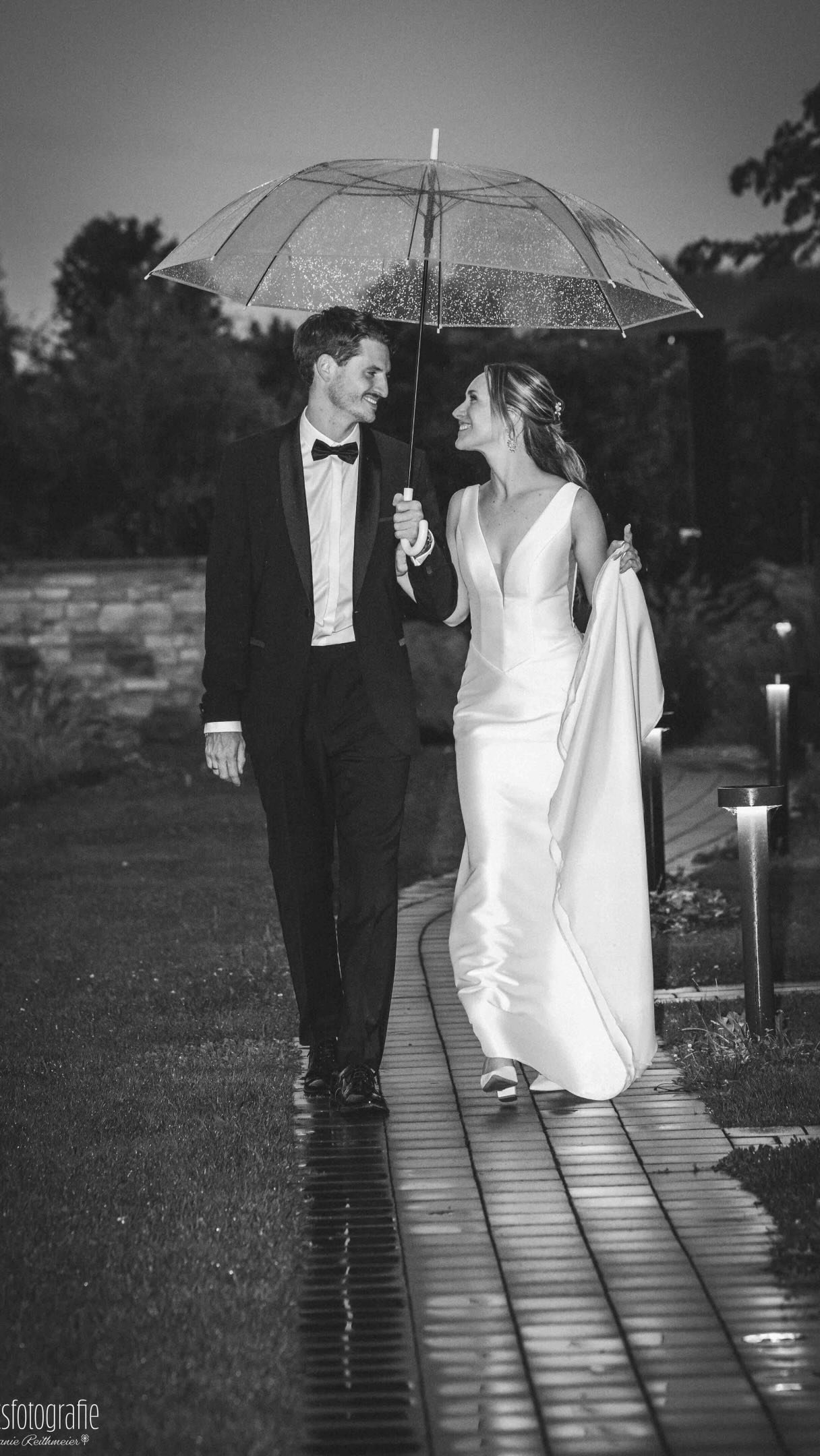Elegante Hochzeit am Wasser in der Lenderstuben Balzhausen ✨
Patricia & Frederic haben gezeigt, wie stimmig ein Hochzeitskonzept sein kann, wenn einfach alles zusammenpasst:
eine freie Trauung am Steg direkt am Teich, ein edles Farbkonzept, liebevolle Blumendeko, ein besonderes Kleid – und eine Location, die all das perfekt aufnimmt.
Die Lenderstuben bieten dafür den idealen Rahmen: romantisch am Wasser, überdacht und trotzdem im Freien, dazu stilvolle Innenräume für Dinner und Party. Vom Ja-Wort am Steg bis zur Feier am Abend – jeder Moment hatte hier seinen Platz.
Speichere dir dieses Reel als Inspiration für eure eigene Hochzeit am Wasser – und schreib mir gerne eine DM, wenn du dir für euren Tag natürliche, emotionale und hochwertige Bilder in einer Location wie der Lenderstuben wünschst.
#lenderstubenbalzhausen #hochzeitamwasser #hochzeitsfotografmünchen #edlehochzeit #hochzeitsinspiration