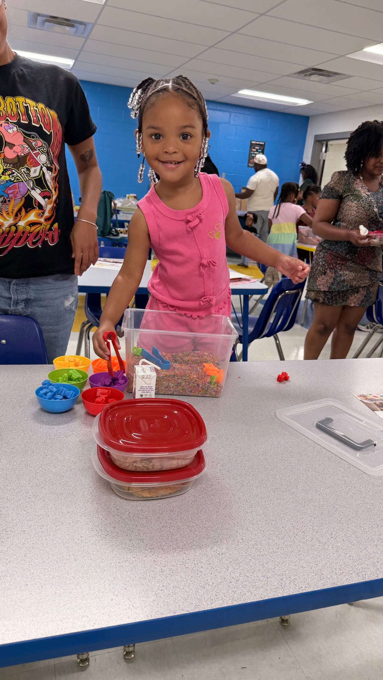 Learning Partners, knowing the alphabet means more than being able to sing the ABCs.
We want our Scholars to know the letter name and the sound connected to it.
Instead of only asking,
“What letter is this?”
Ask both: “What letter is this?” and “What sound does it spell?”
Those little moments of practice help build the foundation Scholars need for reading.
#fyp #Teacher #TheScholarExperience #literacy #ABCs