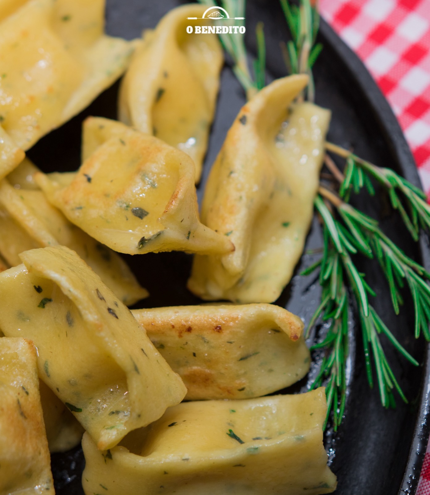 Nosso Ravioli Plin é preparado com massa de ovos marmorizada com espinafre e recheado com uma cremosa fonduta de queijo minas.
Para finalizar, uma sugestão que combina perfeitamente: salteado na manteiga de sálvia, também disponível em nosso cardápio.
Uma massa delicada, saborosa e prática para transformar sua refeição em um momento especial.
Tenha um início de semana de muita praticidade e sabor!