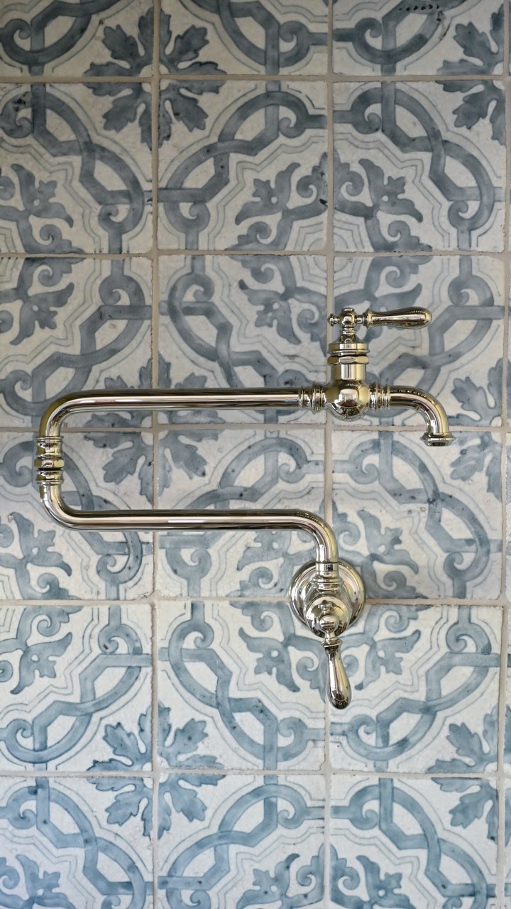 Hardware is one of those details you may not notice right away. Cabinet pulls, faucets, door hardware, lighting and all the little pieces in between can add contrast, interest, or a little personality to a space.
We like to think of it as the jewelry of the home ✨