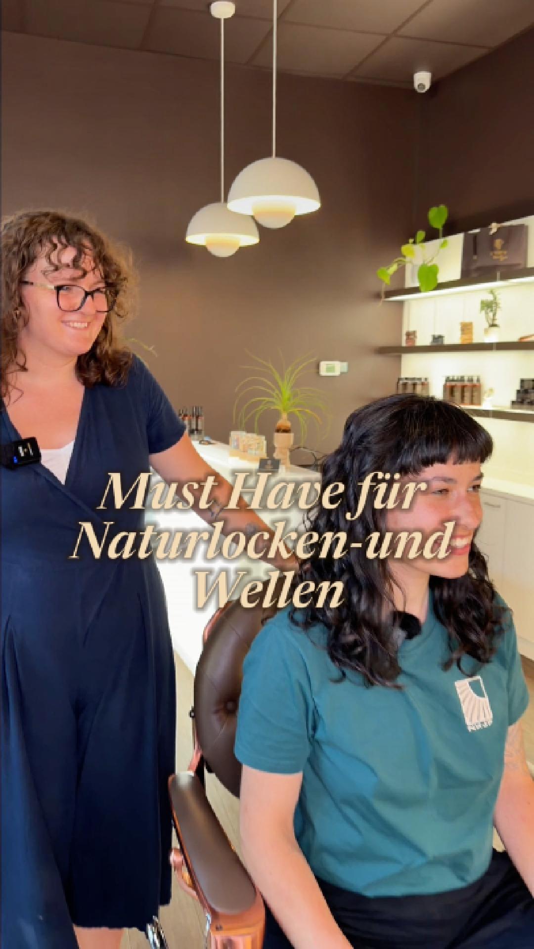 Für Locken, die sich auch über Nacht gut anfühlen ✨
Unsere handgemachten Seidenhaarbänder begleiten deine Abendroutine besonders sanft:
🔸 weniger Zuggefühl auf der Kopfhaut
🔸 kein Knick im Haar
🔸 Locken und Wellen behalten ihre Form länger
Jedes Haarband wird von unserer Schneiderin in Österreich liebevoll von Hand aus echter Seide gefertigt 💛
Für eine Stylingroutine, die nicht bei der Haarpflege aufhört.
Europaweit im Onlineshop erhältlich auf lockenelite.at ✨
#naturfriseur #lockenelite #lockenfriseur #locken #wien #haarpflege #hairstyling