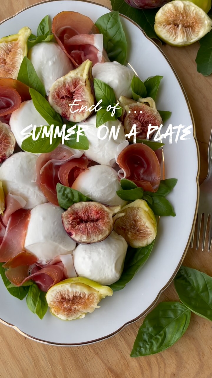 From the tree to the plate… 🍃✨
Fresh figs, prosciutto crudo, mozzarella di bufala & basil. That’s it.
Possibly the sweetest sign that Italian summer is coming to an end. 🇮🇹💚
Simple. Seasonal. So very Italian. ❤️
#ItalianSummer #ItalianFood #Figs #MediterraneanFood #ladolcevita