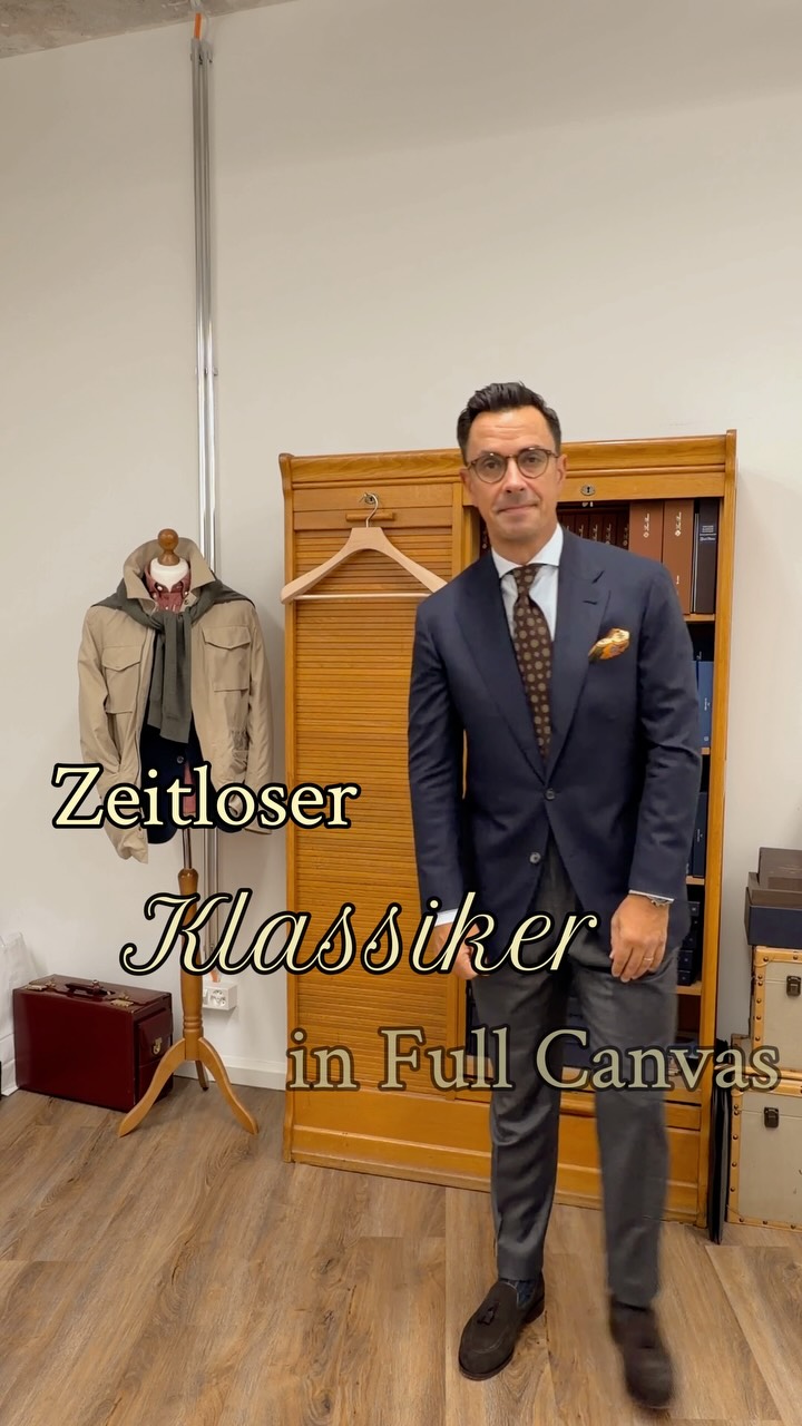 Der Klassiker, der immer geht
Blauer Full‑Canvas‑Blazer aus einem edlen 150s @vitalebarberiscanonico1663
Vielseitig, hochwertig und mit fast jeder Hose kombinierbar.
Ein Look, der immer sitzt.
#tailoring #massanzug #masshemd #madetomeasure #fullcanvas