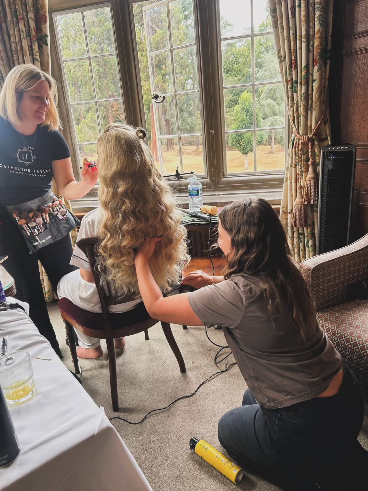 I was knees deep in these waves 🌊 swipe to have a look at the finishing look. Working with @catherinetaylorbridalteam
Note to brides ... when booking in for bridal hollywood waves, this style will take roughly 1.5 to 2 hours alone. To also get this fullness you need a full set of human hair extensions 🥰
Make-up by louise from @catherinetaylorbridalteam 🫶🏼
#bridalhair
#2027bride
#hollywoodwaves
#explorepage
#weddinghairinspo