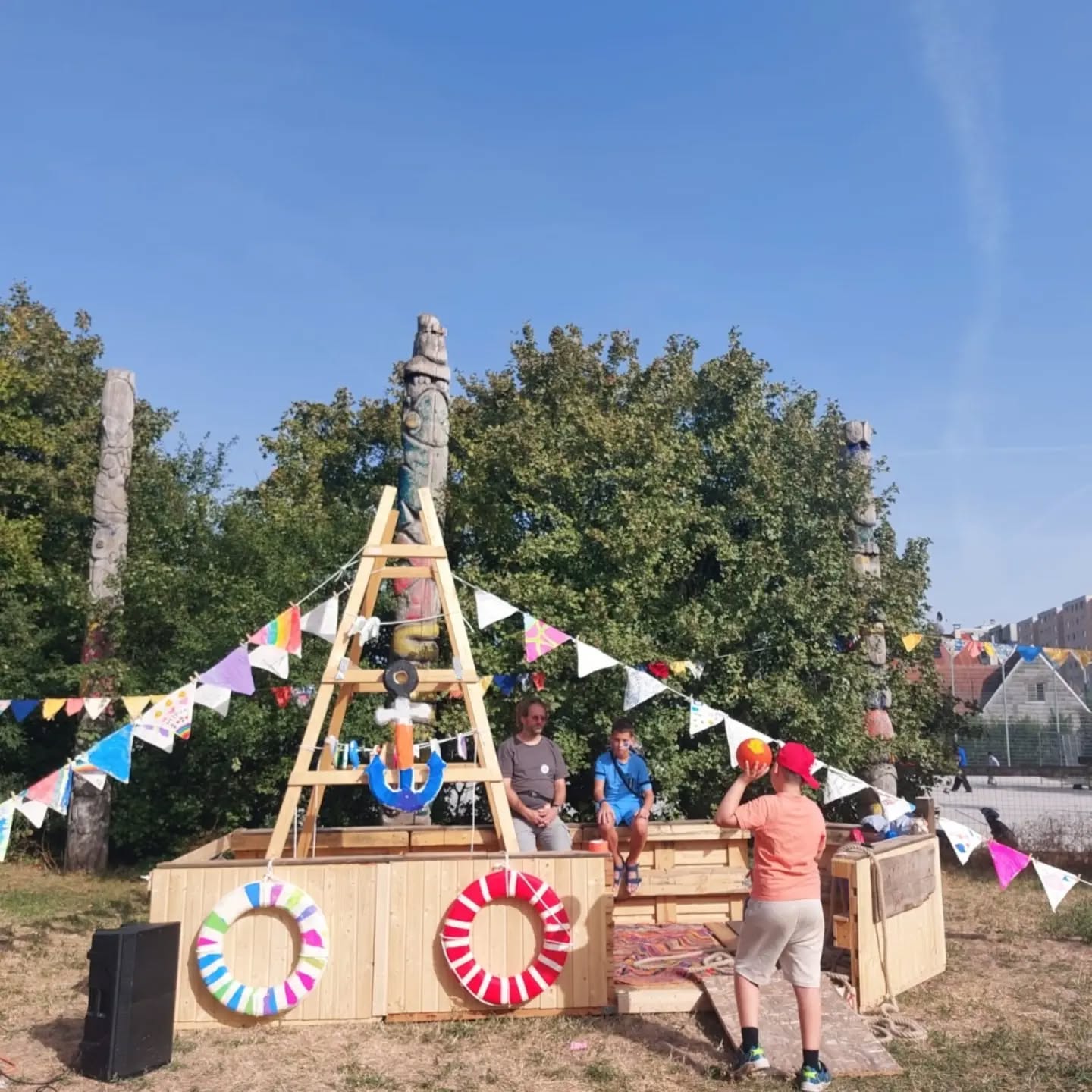 Bei unserem diesjährigen Sommerfest haben wir das Schiff getauft, das wir mit Kindern und Jugendlichen in den Höfen der Rennbahnwegsiedlung gebaut haben. Außerdem haben wir das 27-jährige Bestehen vom Aktivspielplatz gefeiert.
Danke für eure Mithilfe und das nette Zusammensein!
#asprennbahnweg #asp #institutfürerlebnispädagogik #ifep