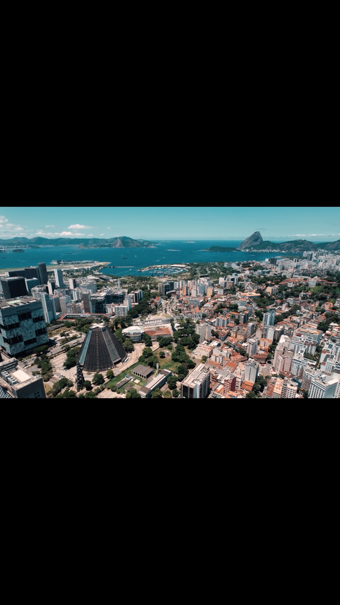 Um dia de diálogos, reflexões, encontros e, principalmente, construção coletiva. 💬✨
Hoje, o Fórum de Diversidade e Inclusão Corporativa reuniu profissionais, especialistas e lideranças para discutir caminhos, desafios e oportunidades para construirmos ambientes de trabalho cada vez mais diversos, inclusivos e humanos.
Foram muitas trocas, aprendizados e reflexões que reforçam uma certeza: diversidade e inclusão não são apenas pautas — são compromissos que precisam fazer parte das nossas escolhas e da cultura das organizações.
Obrigado a todos os palestrantes, participantes, parceiros e profissionais que fizeram parte deste encontro e contribuíram para tornar este dia tão especial! 💙
Que as conversas iniciadas aqui hoje continuem reverberando, inspirando ações e transformando o futuro do trabalho.
📸 Confira alguns registros do nosso Fórum!
#Diversidade #Inclusão #DiversidadeEInclusão #GestãoDePessoas #RH FuturoDoTrabalho ABRHRJ