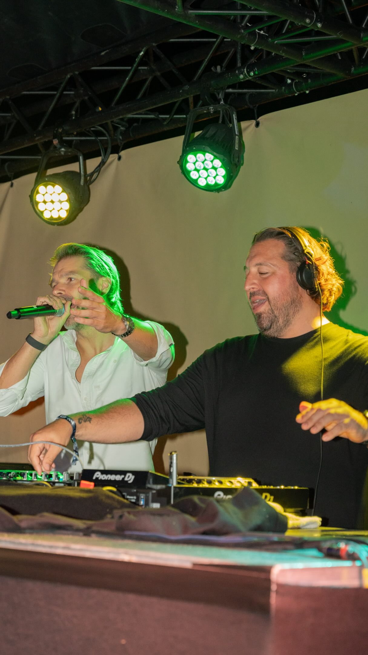 Er werd gelachen en goed gedanst! Jullie vroegen de platen aan en maakten een topafsluit van onze 6e editie! Merci merci!
& merci @jukeboxheroes.be voor de gezellige avond en sfeer in onze zomerbar ๐๐