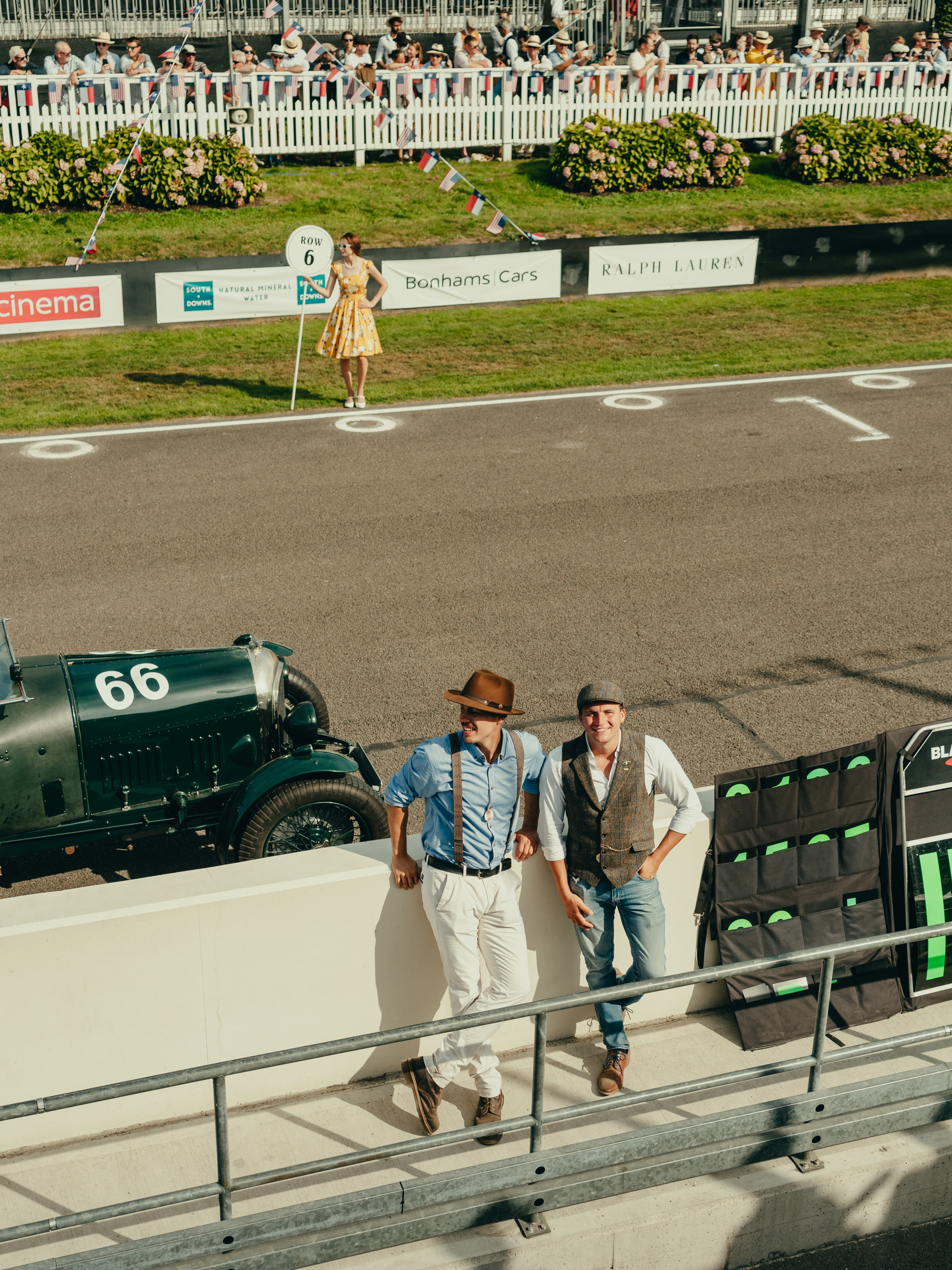 GOODWOOD REVIVAL ⏱️
Op zoek naar de perfecte outfit voor de Goodwood Revival? Bij Pilota vind je complete outfits, overalls, petten, accessoires,… voor jong en oud. Bezoek onze winkel in Geel en ga naar de Goodwood Revival in stijl.
#pilota #pilotageel #goodwood #goodwoodrevival #outfit