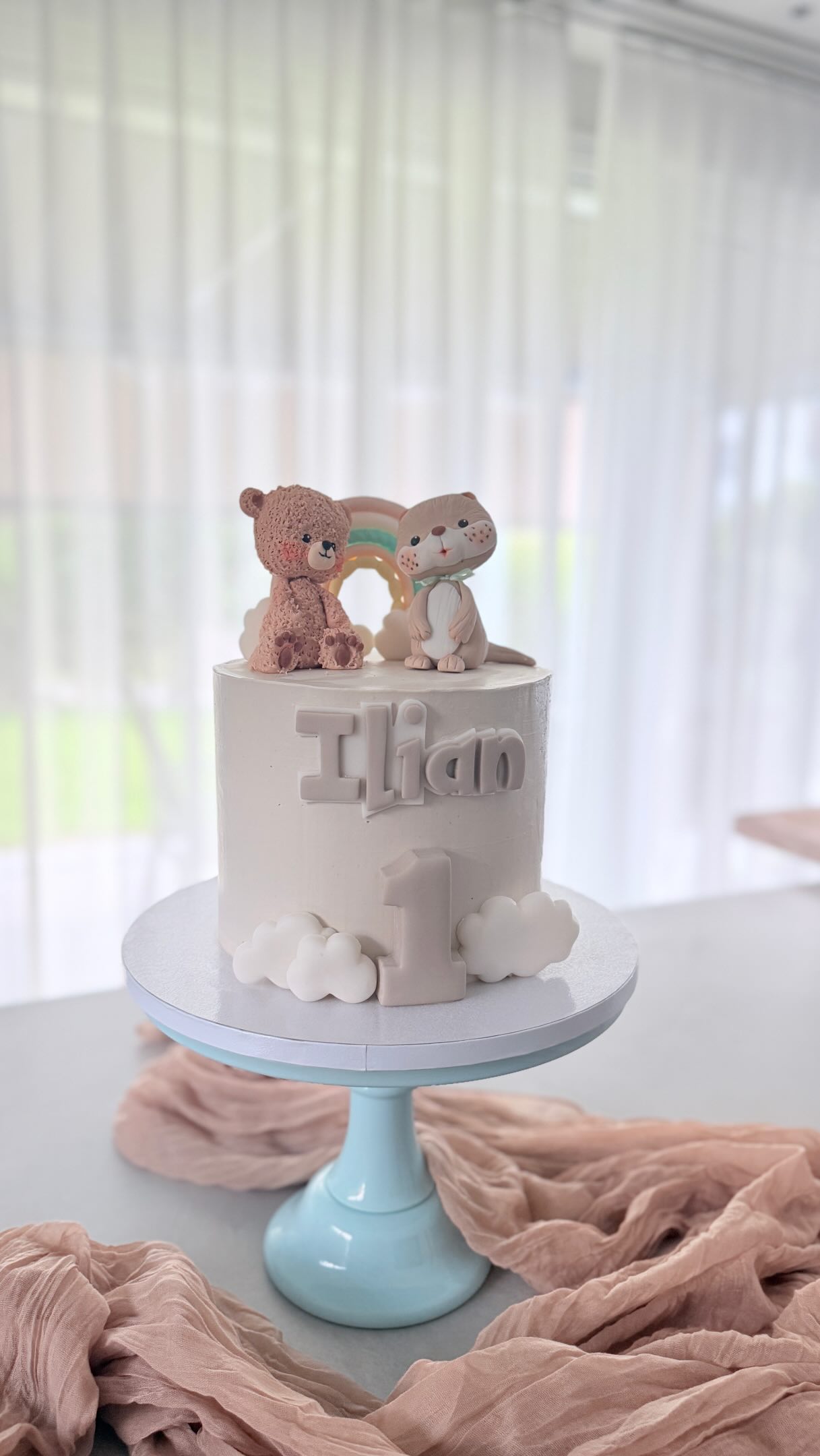 There’s a little story behind those two cuties on top. 🧸🌈
For her first child’s 1st birthday, Ilian’s mum had these exact characters made by @shailizala.
For Ilian’s first birthday, she wanted the very same little duo again. 🥹 So of course, they had to be part of his cake too.
The clouds, name, number 1 and the rest of the decoration were handmade by me – and in this Reel you get to see the whole process: baking, filling, frosting and decorating. 🤍
Happy 1st birthday, Ilian! ☁️🧸🌈
#fristbirthdaycake #cakeart #thurgau #cakesofinstagram #cakedesignschweiz