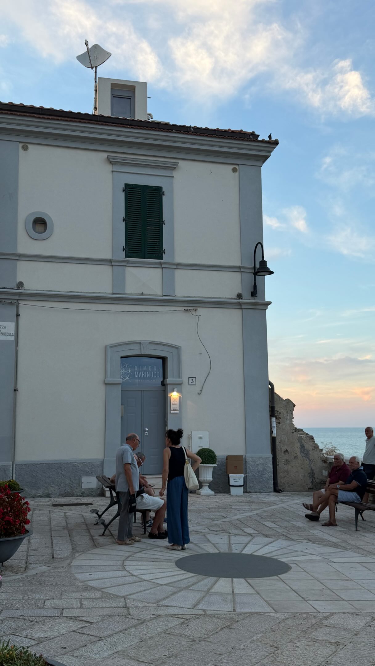 “La vera ricchezza? Avere tempo.”
A sunset.
A piazza.
Good company.
And absolutely nowhere to rush to.
La dolce vita, in its simplest form. 🇮🇹❤️
#italianlife #slowliving #ladolcevita #termoli #molise