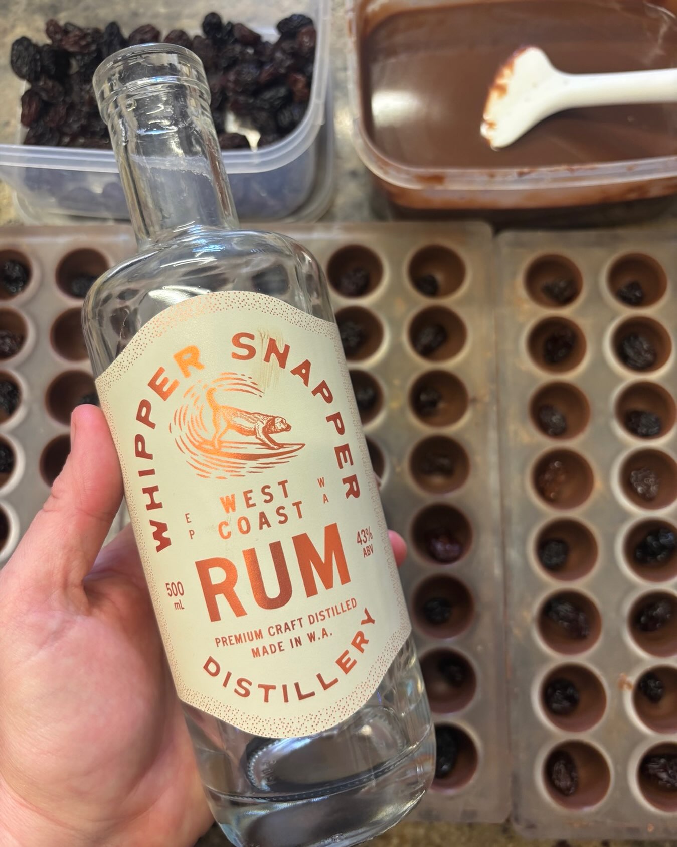 We have soaked some raisins with last of the @whippersnapperdistillery rum for our special Father’s Day chocolate - rum & raisin.