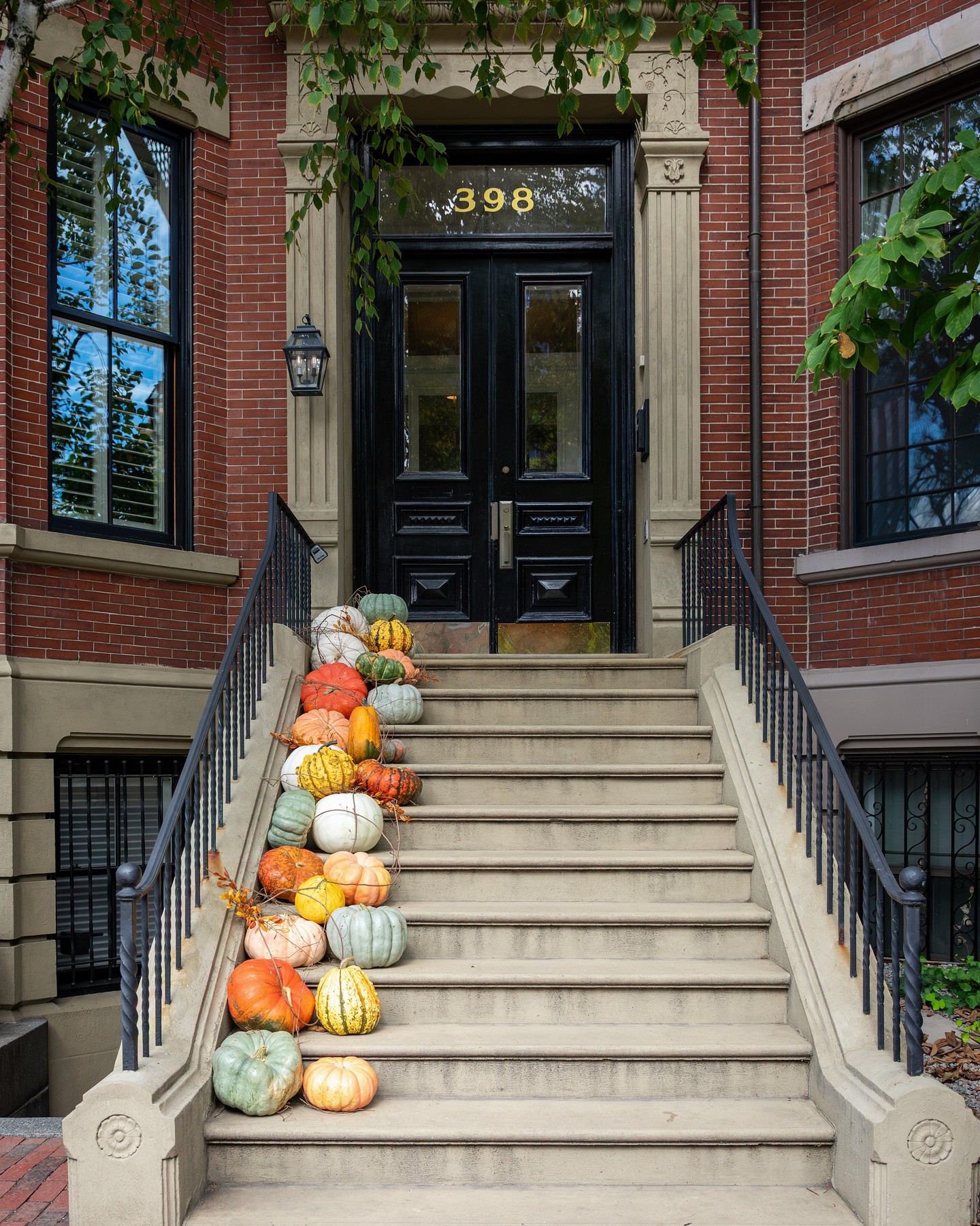 Happy September! Raise your hand if you're ready for pumpkin season 🙋♀️ (we are!!) 🍂
.
.
.
.
.
#citygarden #garden #finegardening #gardendesign #growsomething #gardenlove #boston #backbay #containergarden #gardenstyle #instagarden #landscaping #outdoorliving #outdoordecor #outdoordesign #gardenlife #curbappeal #windowbox #bhghome #bostonhome #rslove #plantlove #igboston #theprettycities #mytinyatlas #fallingforfall