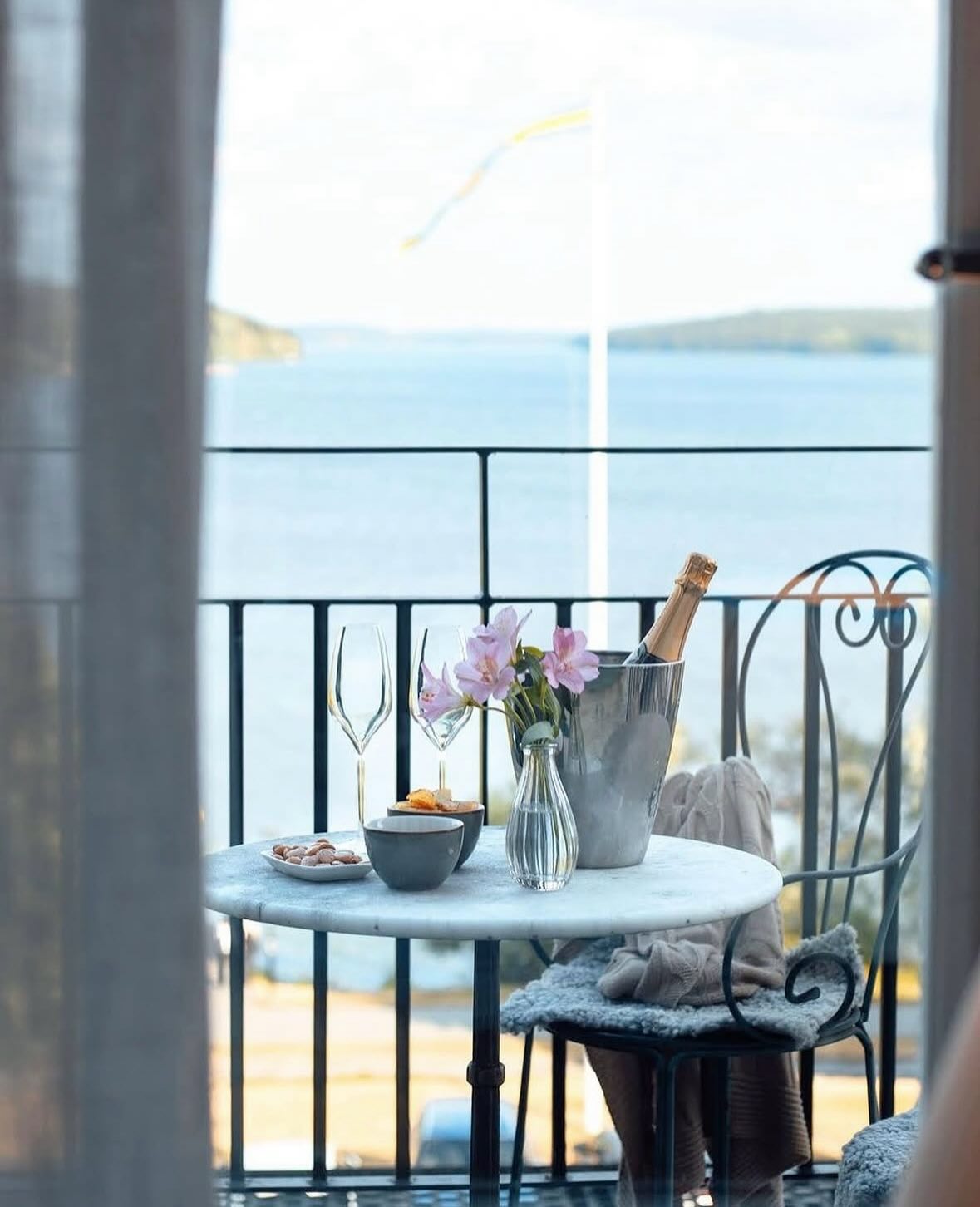 Längtar ni efter att smita iväg tillsammans? Överraska med en lyxig och avslappnande helg hos oss på Sigtuna Stadshotell. I våra hösterbjudanden ingår bland annat övernattning i ett av våra vackra rum, champagne och trerätters höstmeny. Boka gör ni på vår hemsida. Varmt välkomna till en helg att längta till ❤️🥂