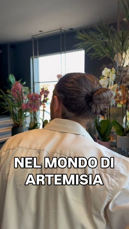 Oggi siamo entrati a scoprire il meraviglioso mondo di "Artemisia" di Nicola, Flowers Designer, per lasciarci travolgere dal profumo dei dettagli, dai colori della natura e soprattutto per approfondire la nostra ispirazione creativa, per un abito da sposa unico, disegnato in esclusiva per il nostro attesissimo evento.
Volete scoprire come la natura si trasforma in Alta Moda!!?
Spose, sposi e amanti dell'eleganza, il countdown è appena iniziato. Siete curiosi di saperne di più? Scriveteci in privato e saremo lieti di darvi ogni tipo di informazione a riguardo.
📍 SUM Atelier - Andria
🗓️ 26 e 27 Settembre
✨ Non una semplice sfilata, ma un viaggio da vivere.
👉 Salvate il post, taggate la persona con cui verrete e preparatevi a farvi meravigliare.
#flowerdesigners #botanical #bridalevents #artemisia #sumdomenicomoschetta