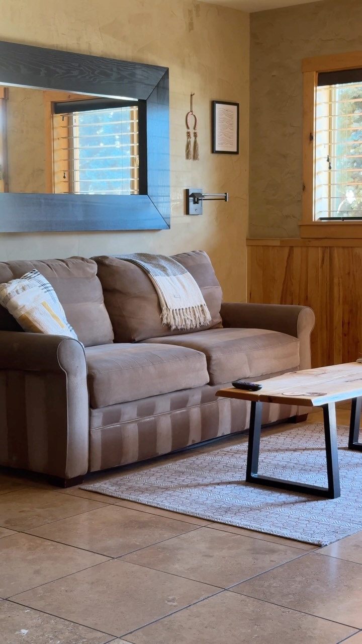 ✨ A little slice of boutique lodging heaven, right in the heart of Downtown Bend.
At Wall Street Suites, your stay is all about comfort, character, and having the best of Bend right outside your door. 🌲☀️
Come settle in, slow down, and make yourself at home. #wallstreetsuitesbendoregon #DowntownBend #BendOregon #BoutiqueHotel #OregonTravel VisitBend