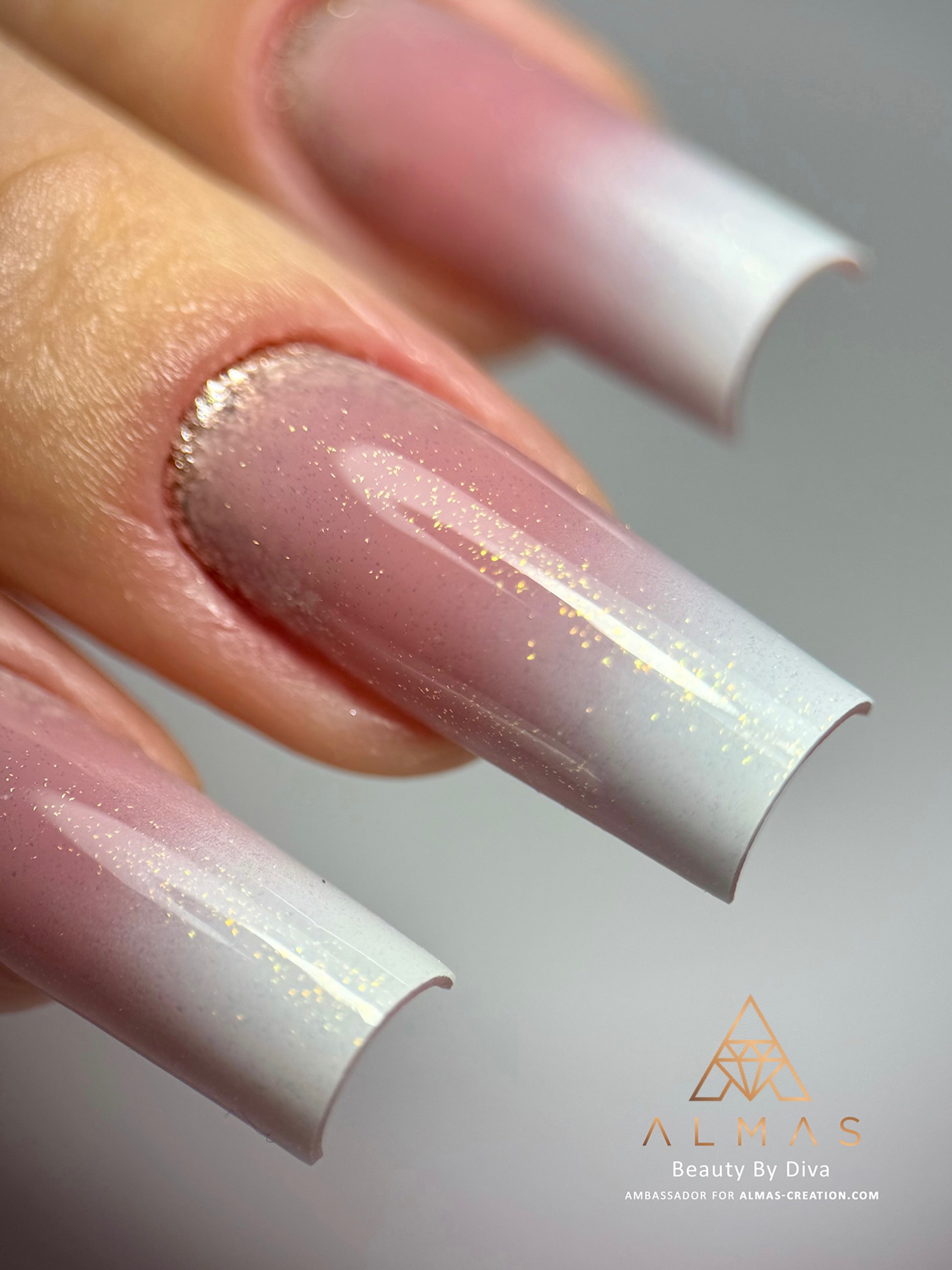 Et vous, vous préférez travailler avec nos popits x-tensions ou nos builder popits? Diva a travaillé avec la référence 1 de la première catégorie pour cette élégante pose de forme carrée. 🔥
Pour reproduire son travail, munissez-vous également du builder Soft Cover 1, du paint Glamorous, du Creamy Paint et de la finition brillante Starry Sky Gold qui illumine l’ensemble avec ses fines paillettes dorées x ✨
#squarenails #squarenailshape #babyboomernails #glitternailsdesign #glitternails