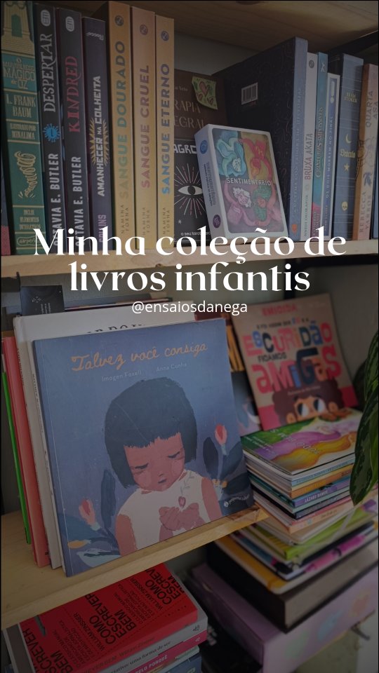 Tem uma fase da maternidade que a gente acha que vai durar para sempre. A casa cheia de brinquedos, livros espalhados pelo chão, histórias antes de dormir, uma criança pedindo para ouvir a mesma história pela décima vez.
Até que, um dia, a infância dos filhos passa.
E a gente percebe que algumas coisas que pareciam pequenas eram, na verdade, enormes. Foi só depois que me tornei avó que entendi o quanto eu queria voltar a esse universo, mas dessa vez com outro olhar.
Não queria apenas ter livros infantis, queria uma estante que fosse um convite.
Um lugar para a Emanuelle descobrir personagens, palavras, mundos, perguntas e possibilidades. Um lugar onde os livros pudessem fazer parte da infância dela desde muito cedo.
E talvez essa seja uma das razões pelas quais eu acredito tanto que uma casa pode ser construída também pelas histórias que escolhemos colocar dentro dela. A estante infantil ainda está crescendo, a coleção também.
E eu tenho a sensação de que, enquanto ela cresce, vou descobrindo uma nova forma de ser avó.
Uma que lê histórias, escolhe livros, inventa vozes para os personagens e provavelmente vai dizer “só mais uma” mesmo quando já estiver na hora de dormir. 😂
Porque algumas coisas a gente não consegue repetir, mas algumas experiências ganham uma segunda chance de acontecer de um jeito completamente novo.
E vocês têm livros infantis guardados até hoje? Qual história marcou a infância dos seus filhos ou dos seus netos? 📚❤️
#LivrosInfantis #LiteraturaInfantil #LeituraAfetiva #MemoriaAfetiva #EnsaiosDaNega