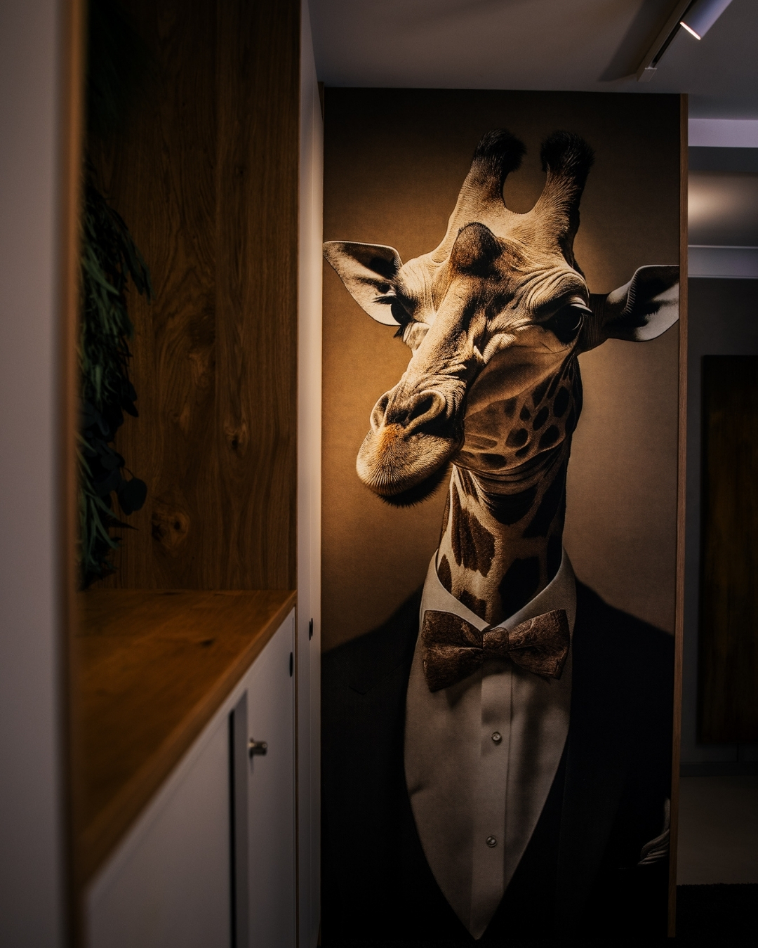 Wenn Wandgestaltung mehr kann als nur gut aussehen. 🎨✨
Bei diesem Projekt kommt eine ganz besondere Akustiktapete mit samtiger Oberfläche zum Einsatz. Sie verbindet außergewöhnliche Optik mit Funktion und sorgt dafür, dass sich nicht nur die Wand verändert, sondern die Wirkung des gesamten Raumes.
Die weiche Samtoberfläche macht die Wand zum echten Hingucker, während die Akustiklösung gleichzeitig zu einer angenehmen Atmosphäre im Raum beiträgt. Design, das man sieht und spürt. 🙌
Und weil so eine Wand natürlich auch Persönlichkeit braucht, hat Georg unserer Giraffe direkt einen Namen verpasst:
🦒 Joko. 😂
#farbenhaus #burgau #günzburg #landkreisgünzburg #schwaben #raumgestaltung #wandgestaltung