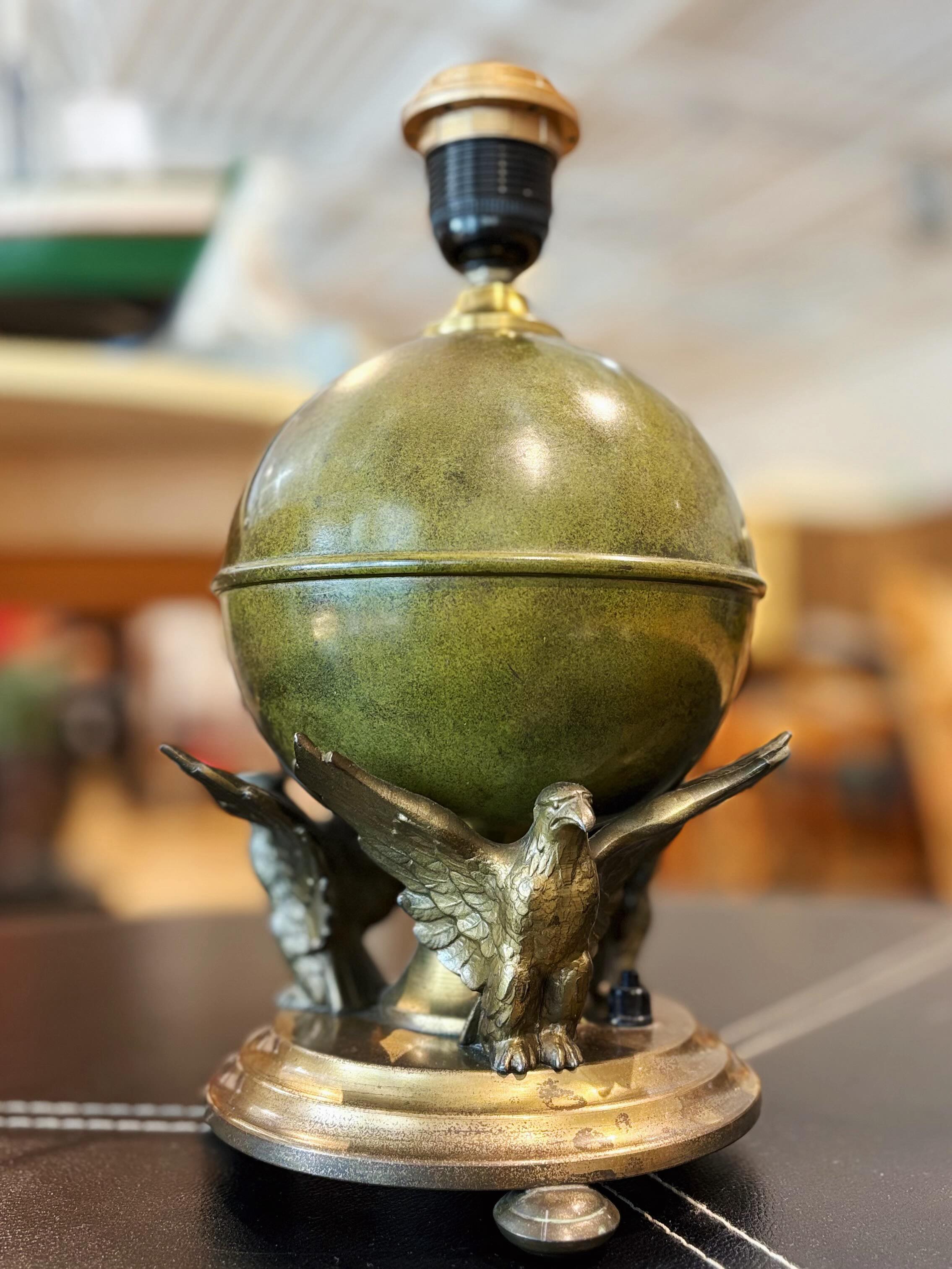 TIPS! På auktion just nu: BORDSLAMPA. Svenska Metallverken, Swedish Grace 1920/30-tal.
Objektsnummer: 5338581.
Denna lampa blir grönare i ett rum med fönster, och får en mer grönbrun nyans i ett rum utan ljusinsläpp. Sök på objektsnumret på Auctionet.com eller i Auctionet-appen för att komma till auktionen och se fler foto och detaljer. Auktionen avslutas den 13/9 ✨
#vintagelamps #vintageumeå #secondhandumeå #visitumeå #vintagelampor #auction #auctionet #auktion #norrlands #norrland