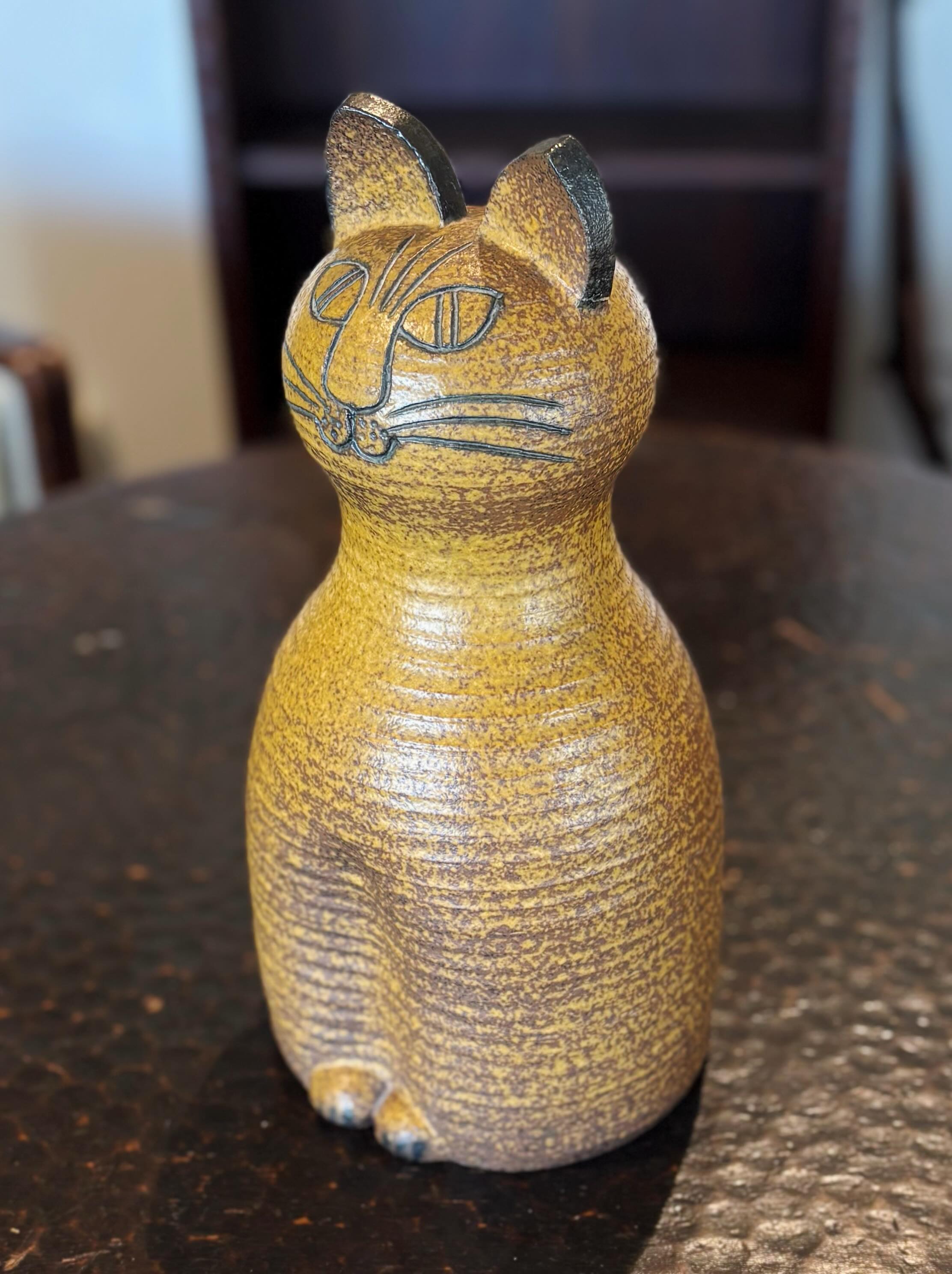 TIPS! På auktion just nu: LISA LARSON. Skulptur / Figurin, Katt, Gustavsberg. Signerad, 1900-tal.
Objektsnummer: 5397804.
Detta är troligtvis en prototyp som inte ledde till en större produktion.
Sök på objektsnumret på Auctionet.com eller i Auctionet-appen för att komma till auktionen och se fler foto och detaljer. Auktionen avslutas den 1/10.✨
#lisalarson #lisalarsonceramic #secondhandumeå #visitumeå #vintagesverige #auktion #auction #auctionhouse #auctionet #ceramics #norrlands #norrlandsauktionsverk